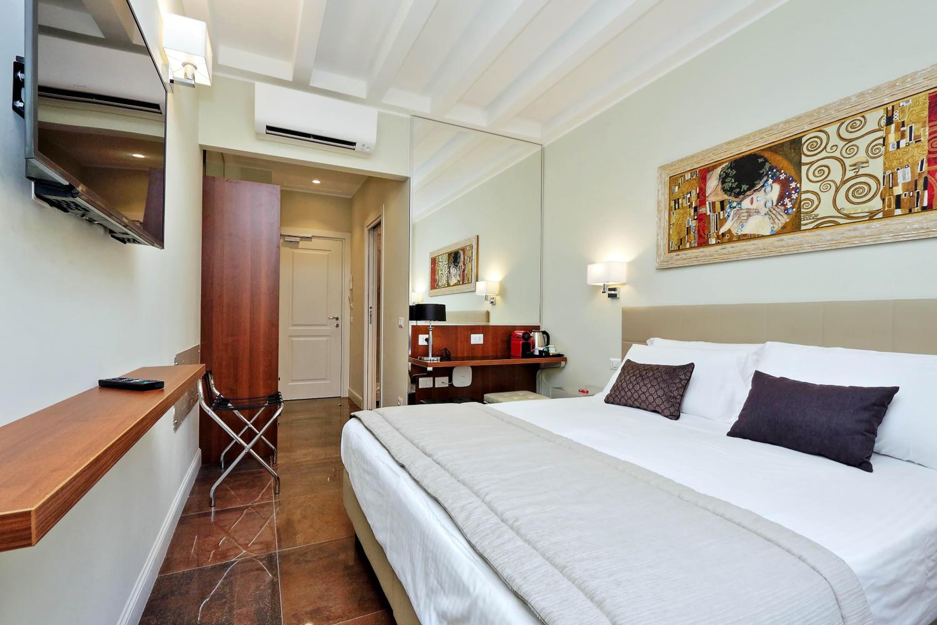 Deluxe Double or Twin Room with City View photo 3