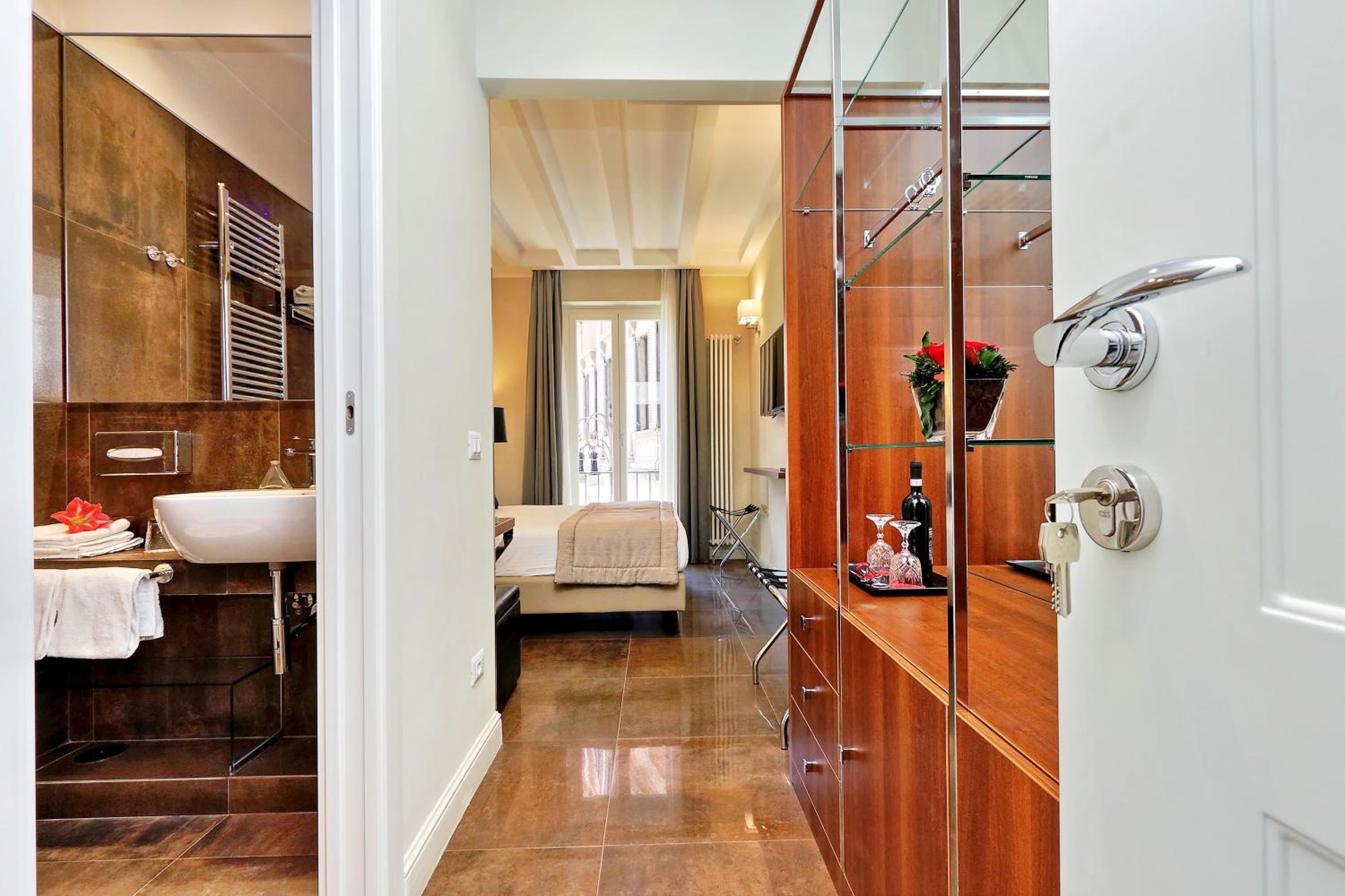 Deluxe Double or Twin Room with City View photo 2