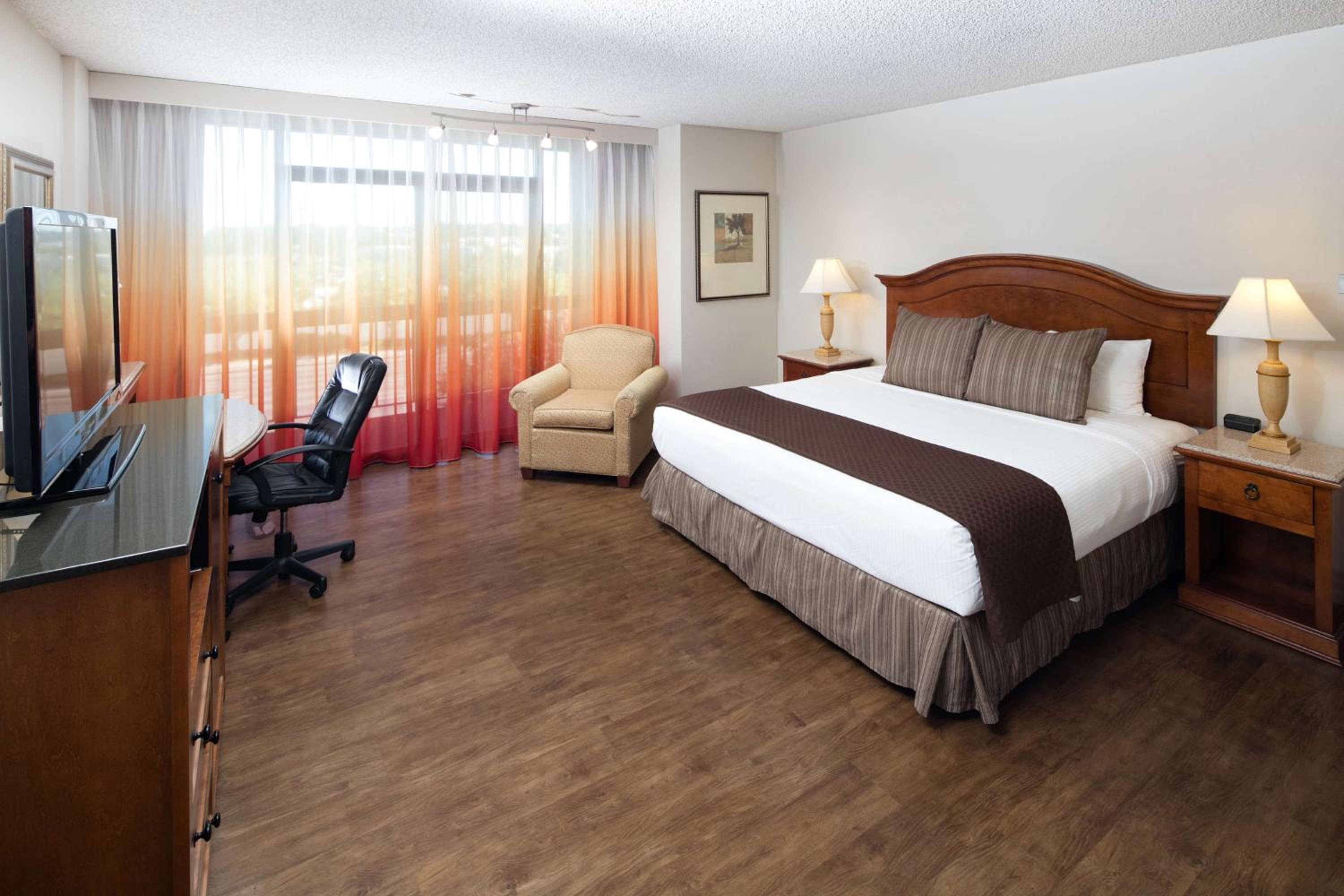 Premium King Room with Balcony - Photo 3