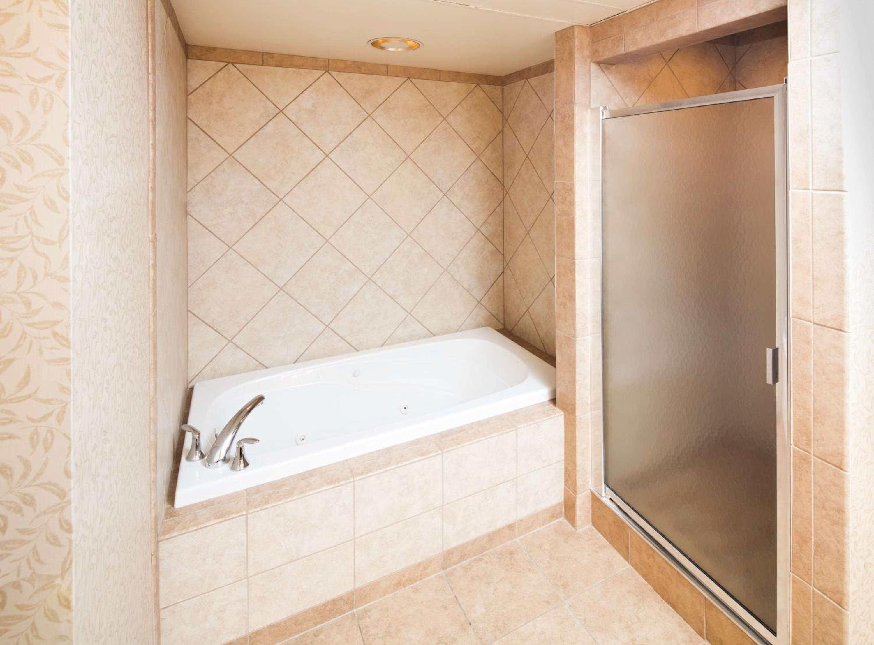 King Suite with Spa Bath - Photo 4