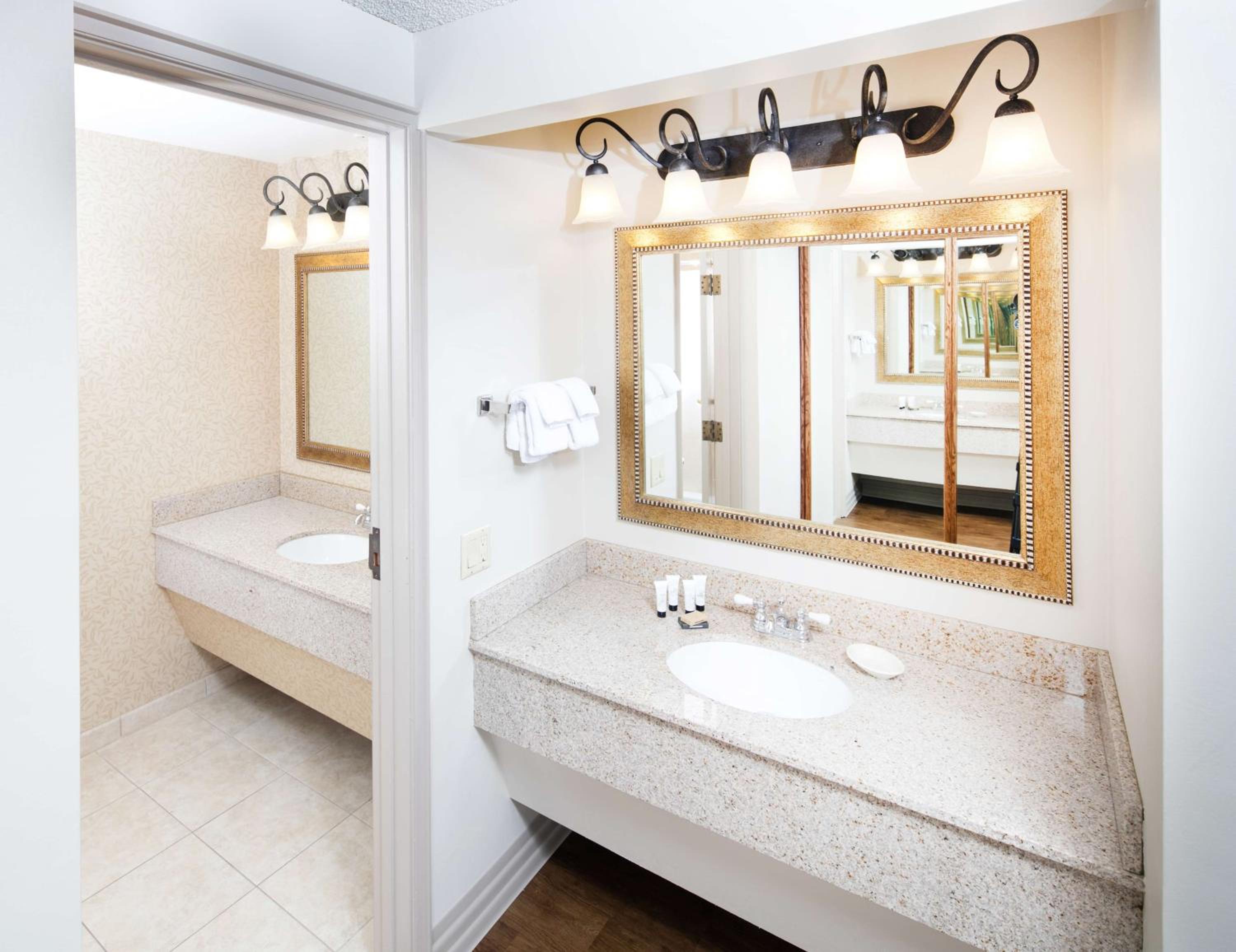 Premium King Room with Balcony - Photo 5