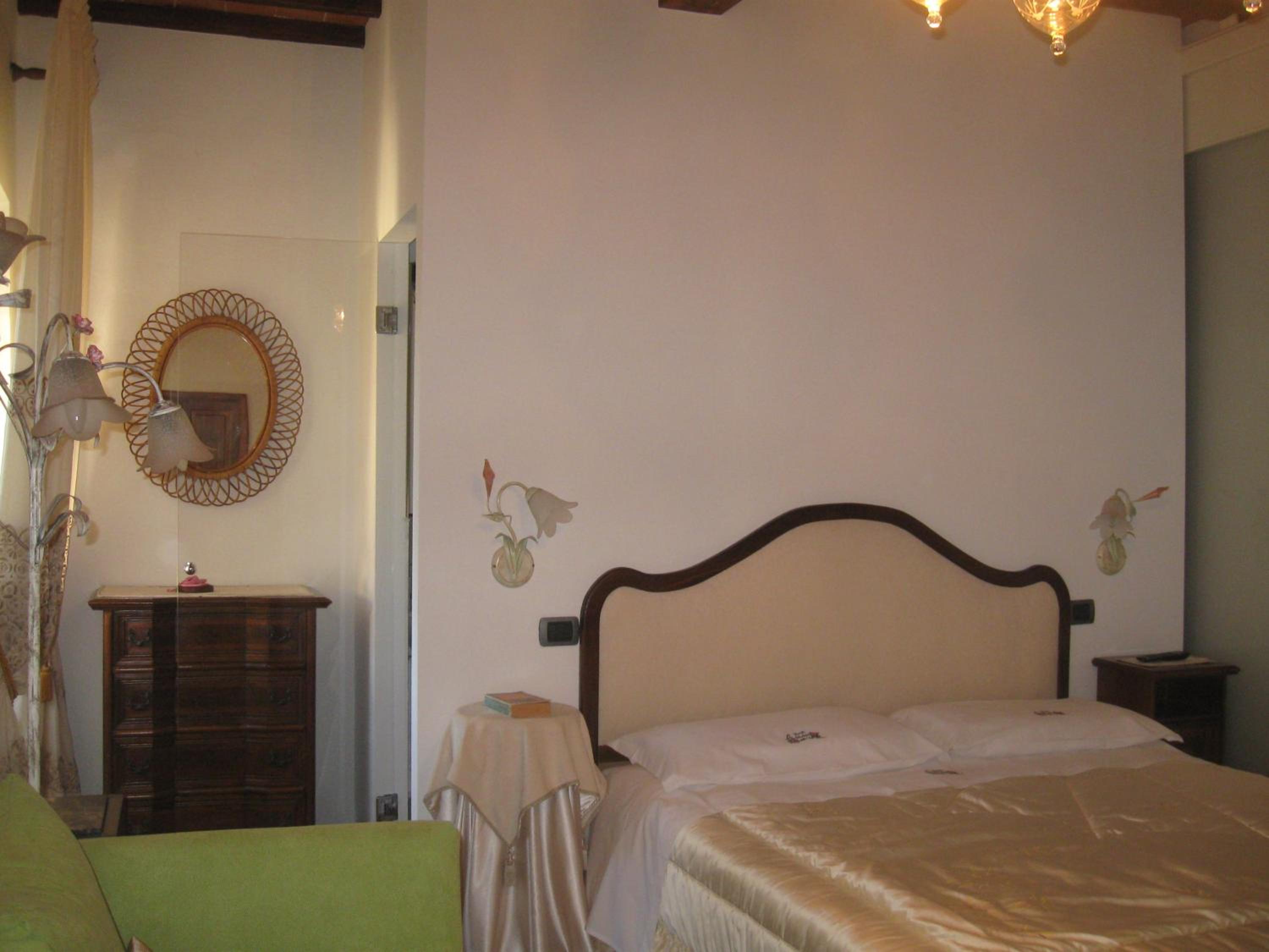 Deluxe Room (2 Adults + 1 Child) - Photo 1