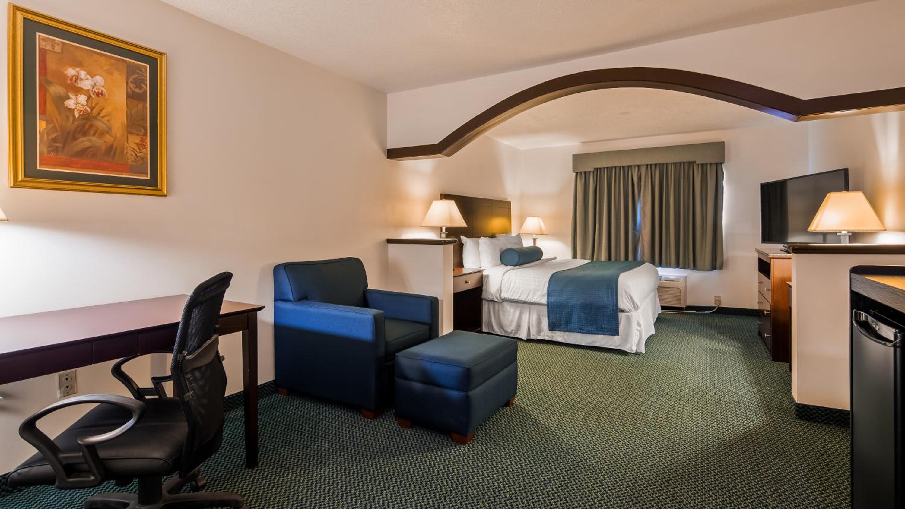 King Suite - Non-Smoking photo 2