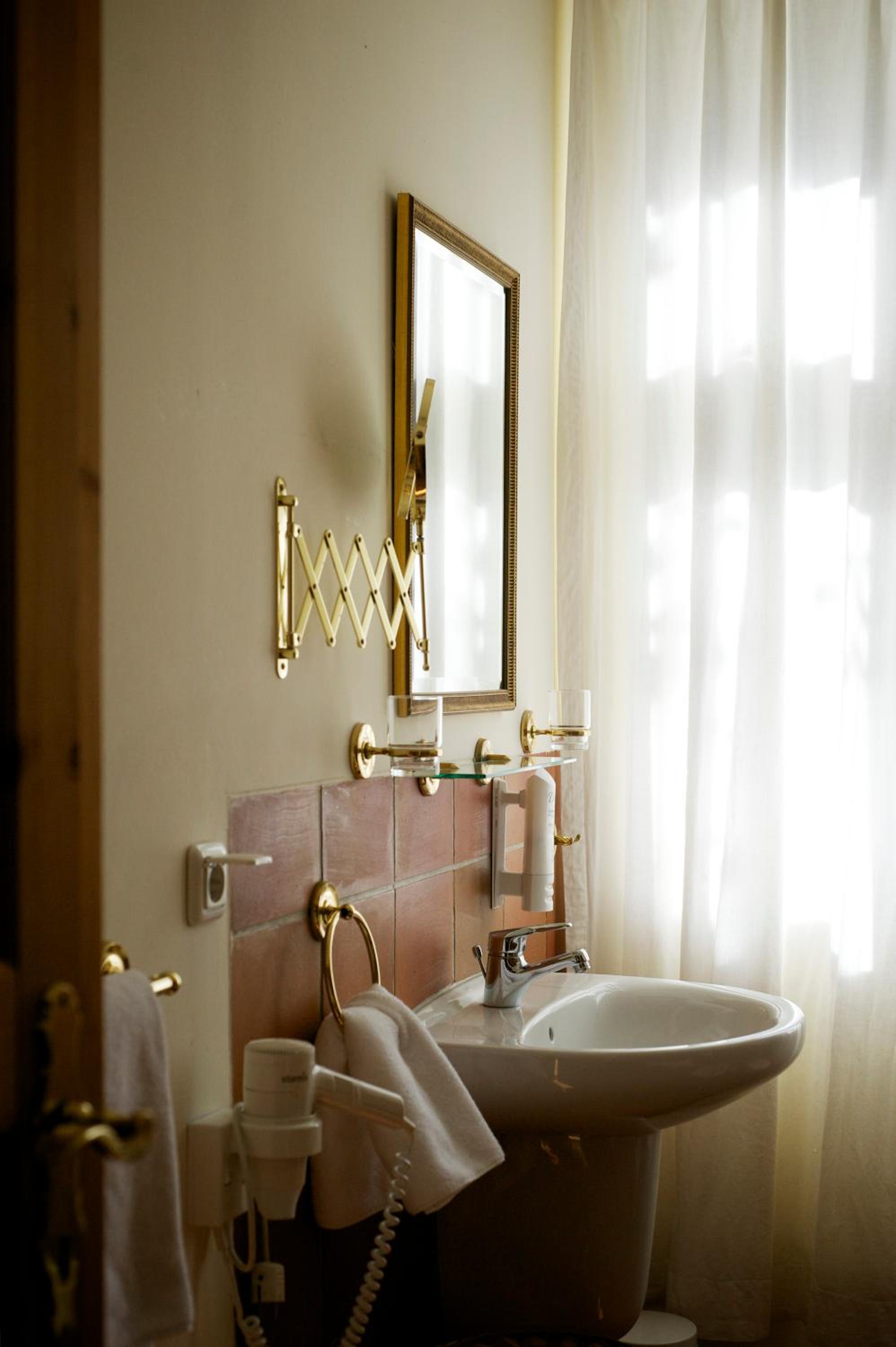 Two-Bedroom Apartment - Photo 2