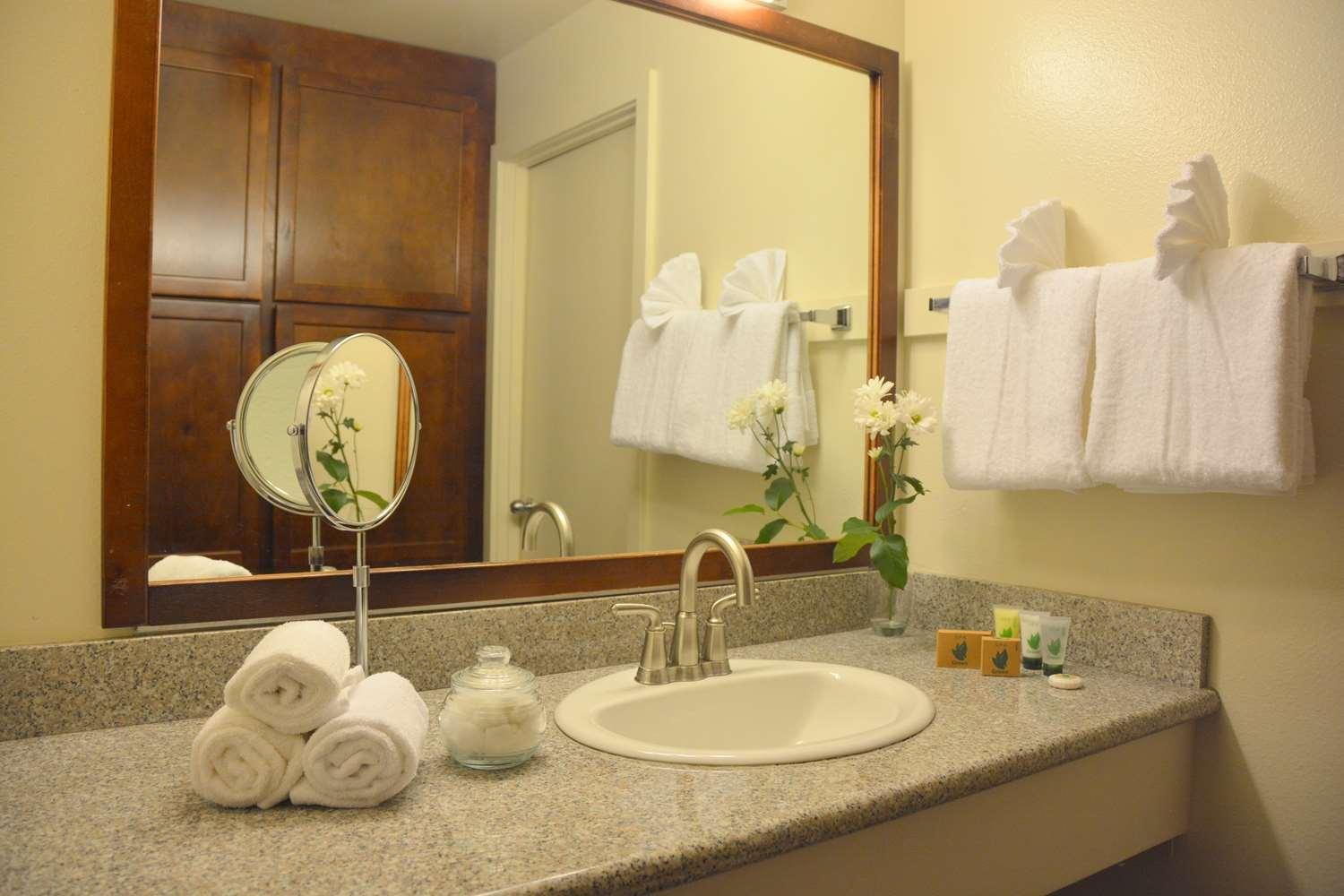 Queen Room with Two Queen Beds and Balcony - Ocean View/Parking Level photo 2