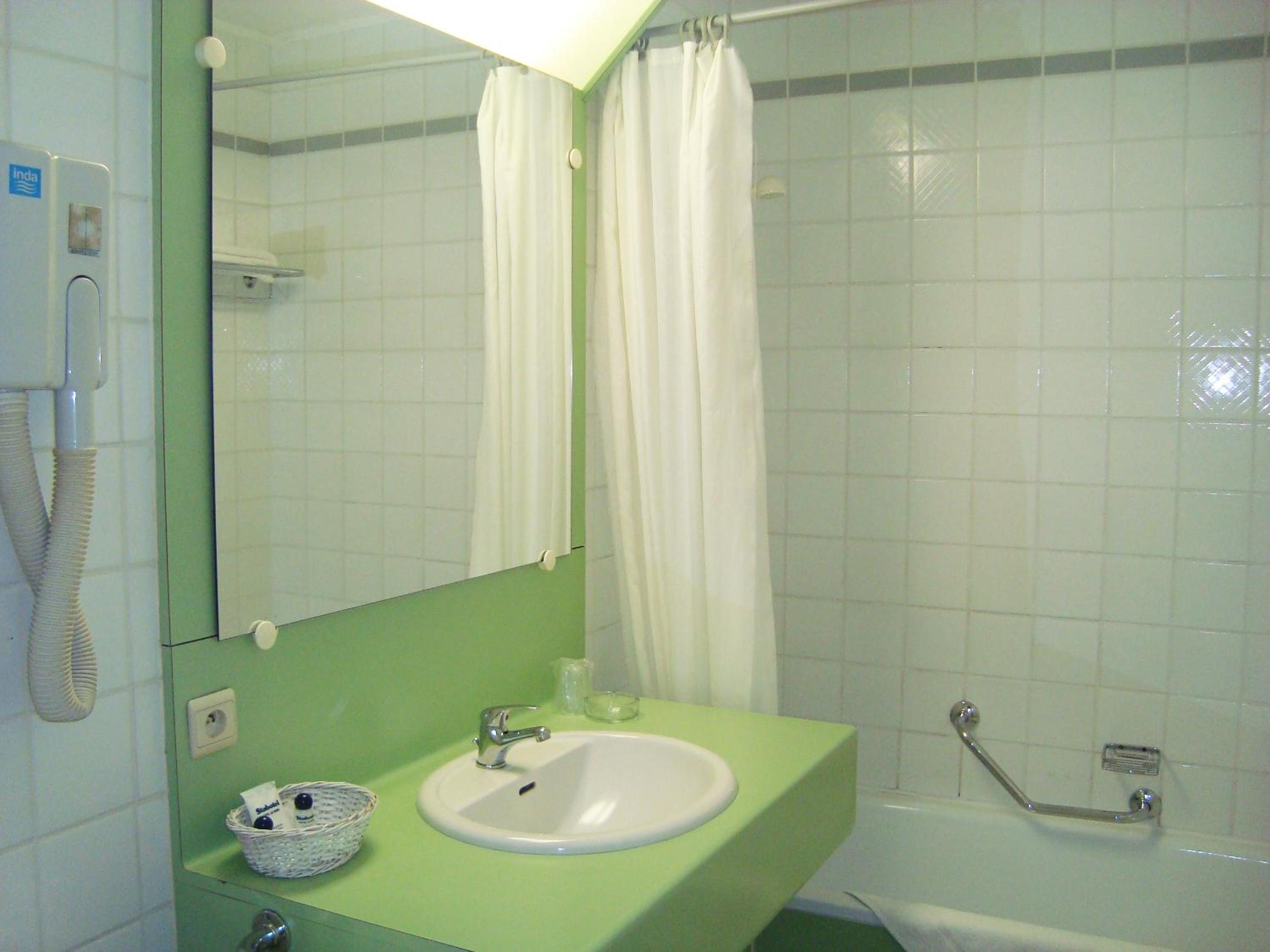 Single Room - Photo 2