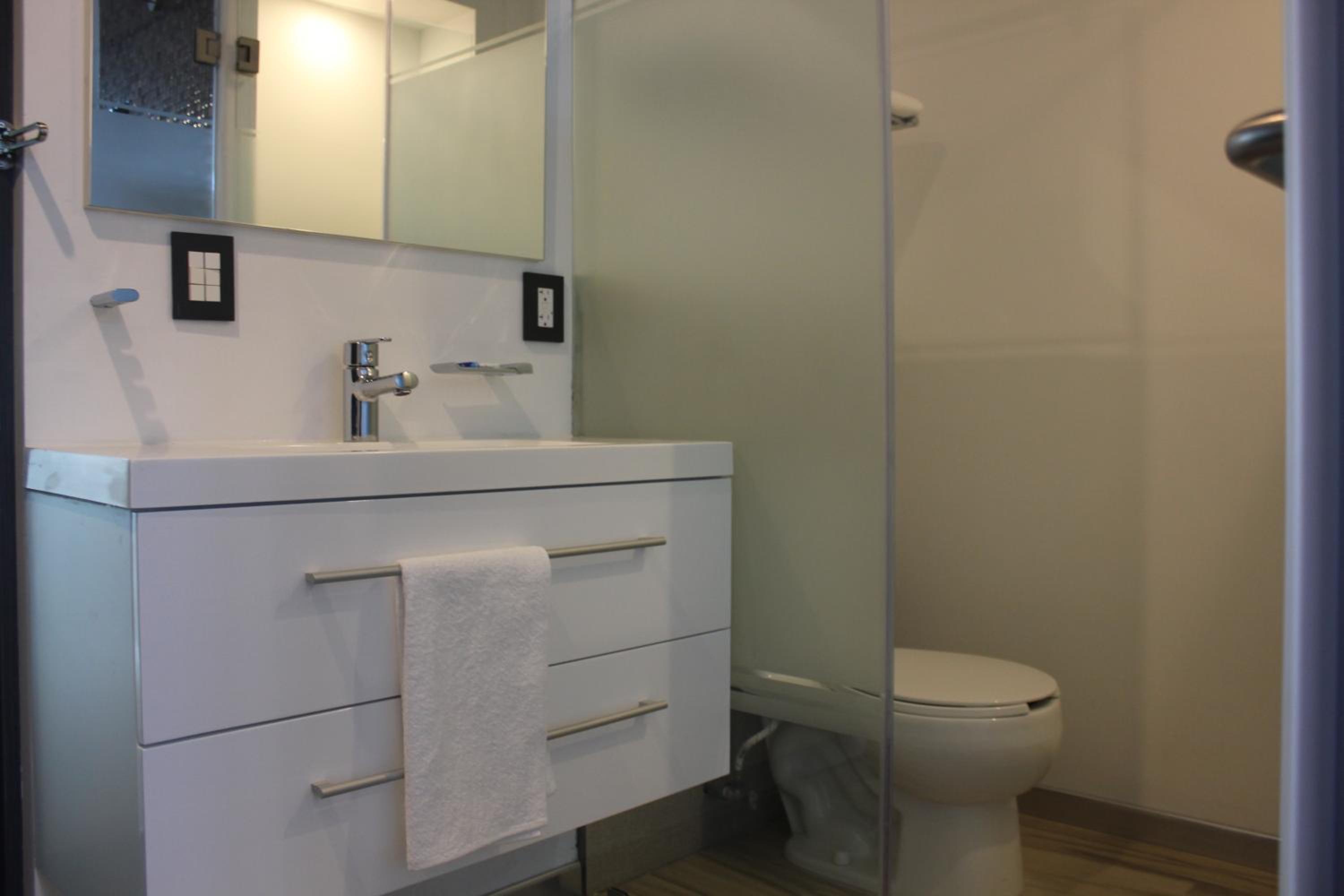 Deluxe Queen Room - Photo 6