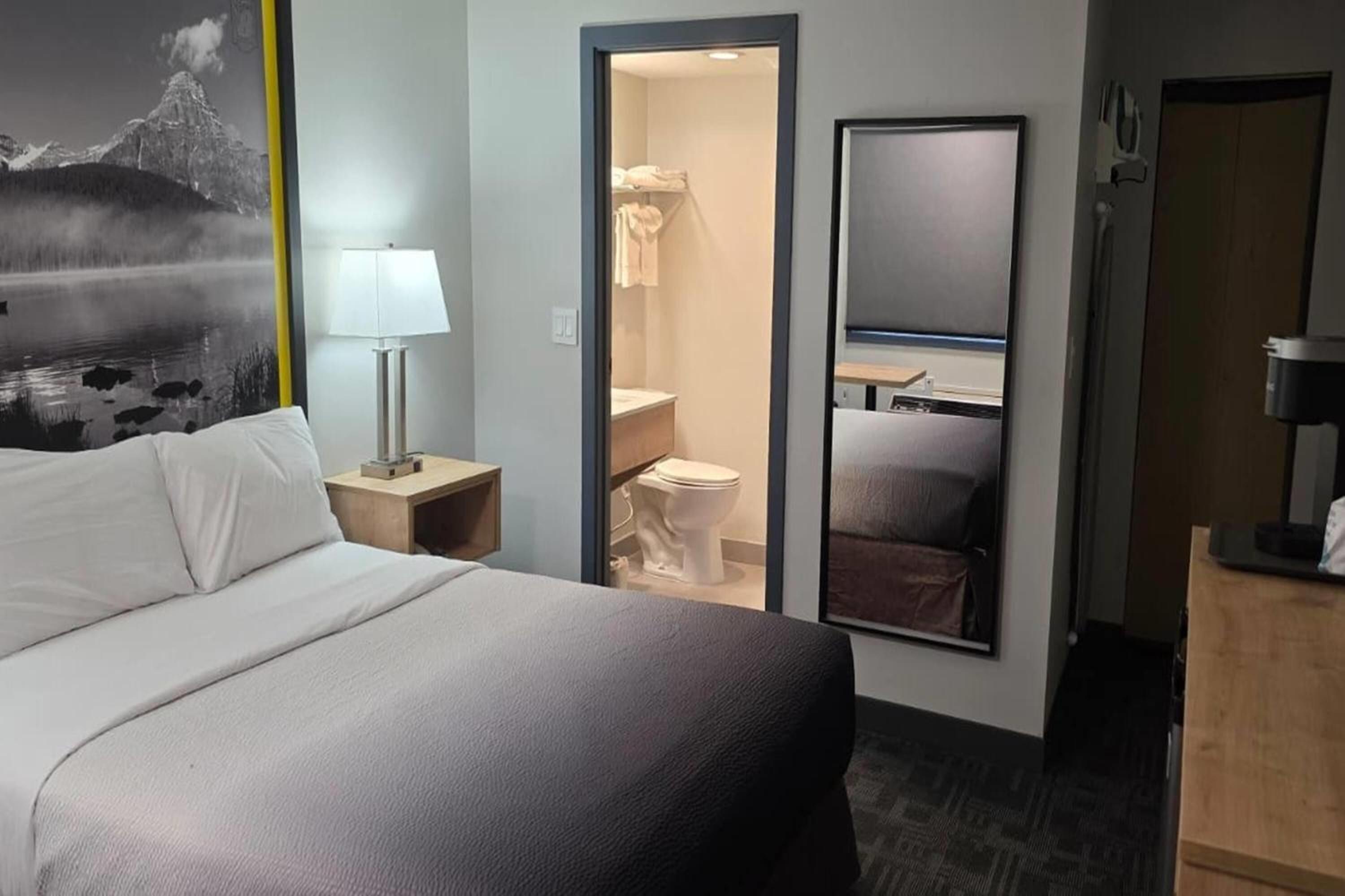 Deluxe Queen Room with Balcony - Non-Smoking