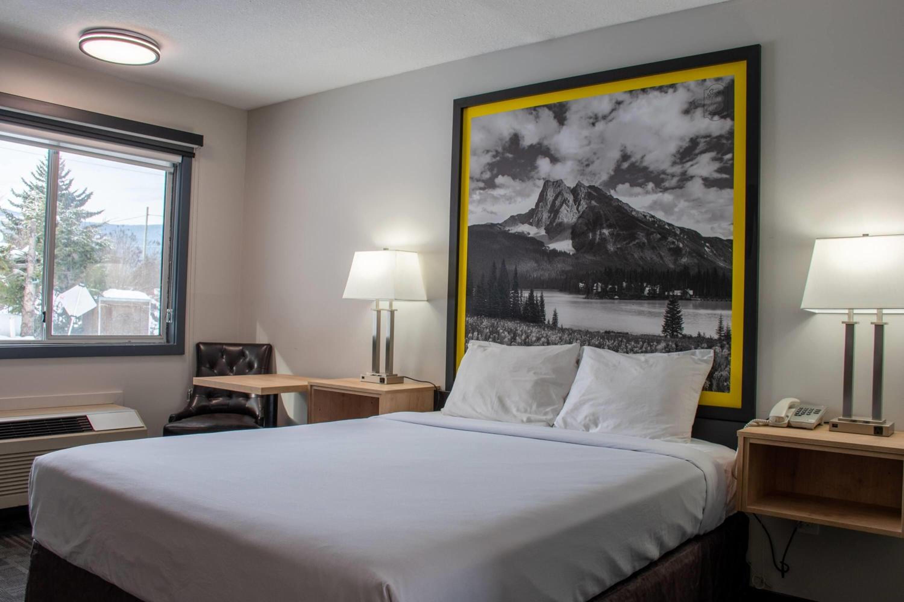 Queen Room with Kitchenette - Non-Smoking