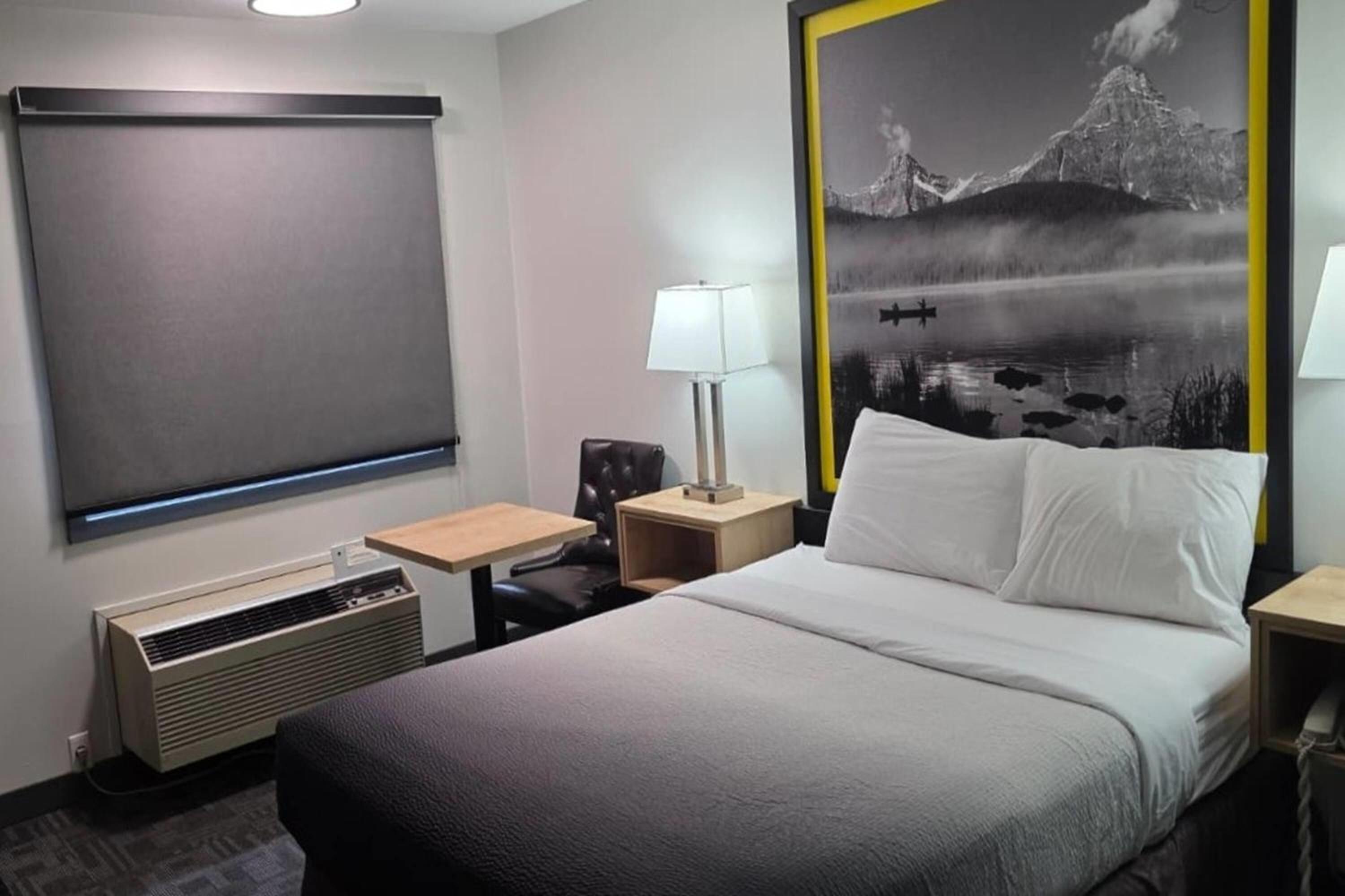 Queen Room with Bathtub with Grab Bars - Mobility Accessible/Non-Smoking