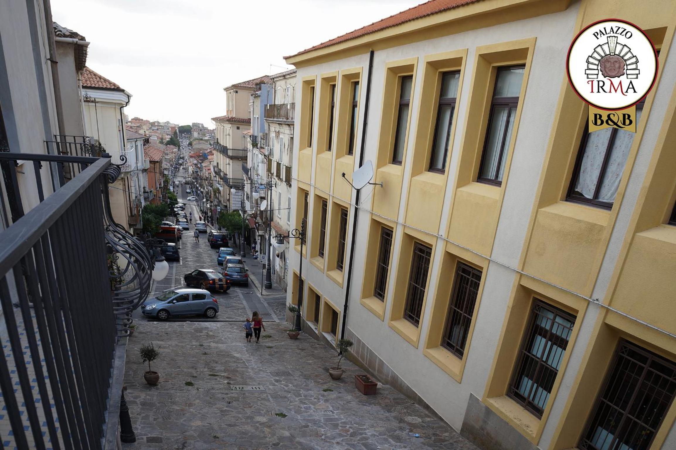 Deluxe Double Room with Balcony photo 2