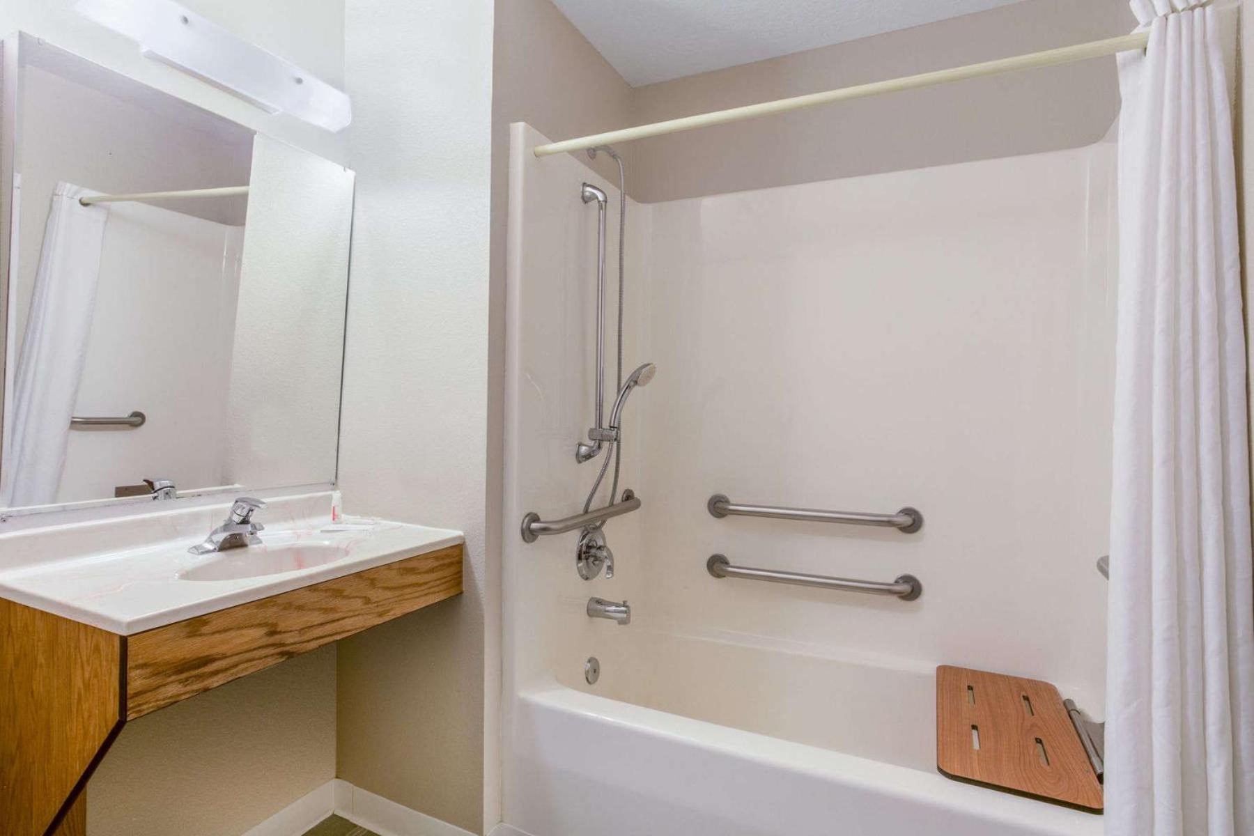 Queen Room - Mobility Access/Non-Smoking photo 3