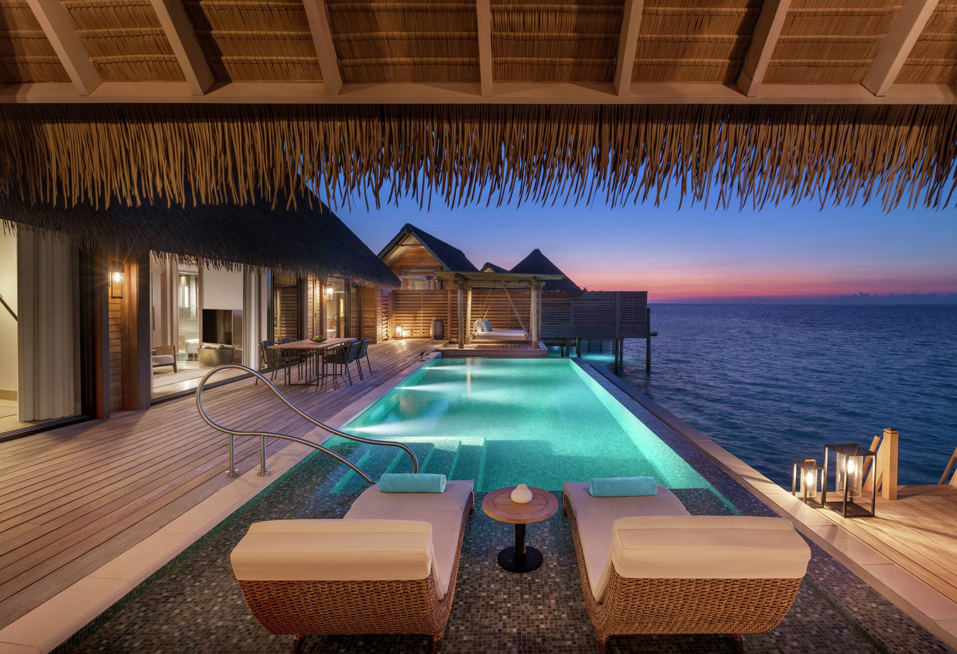 Two Queen Bedded Grand Overwater Villa W/pool