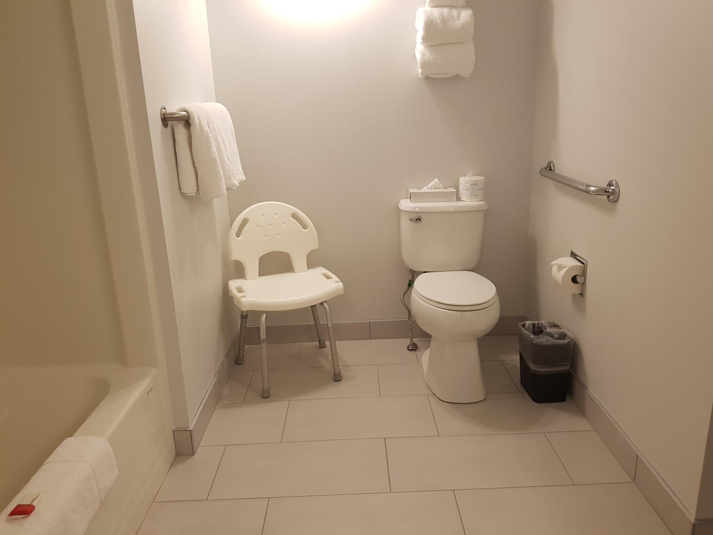 Queen Room - Mobility Access/Non-Smoking thumbnail 5