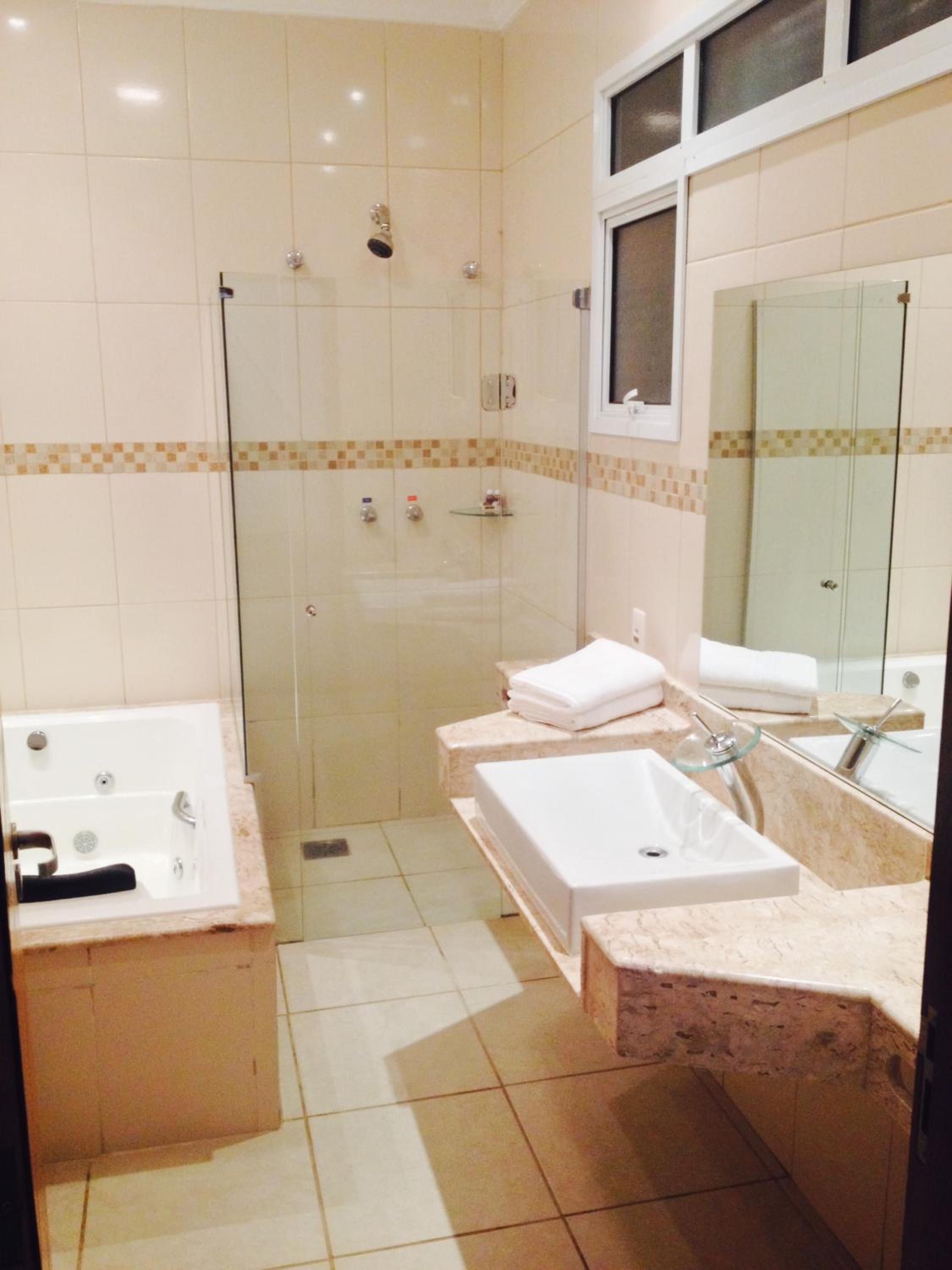 Deluxe Suite with Spa Bath photo 2