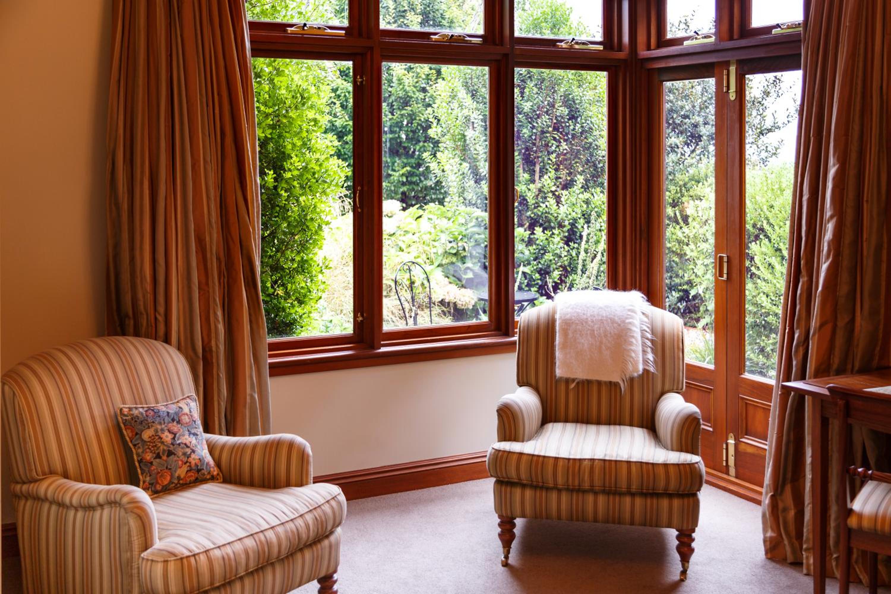King Room with Lake View - Photo 8