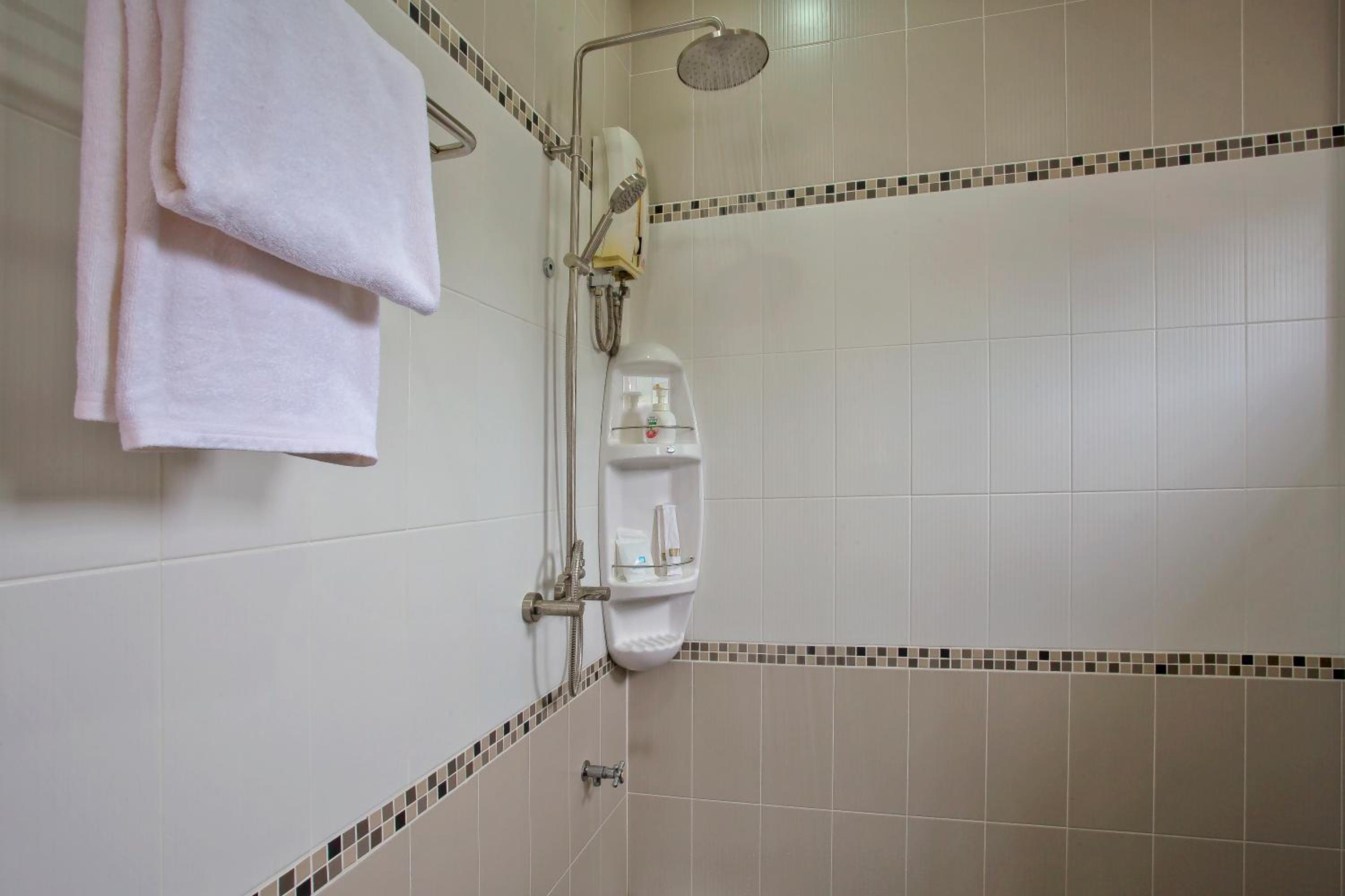 Deluxe Family Suite - Photo 4
