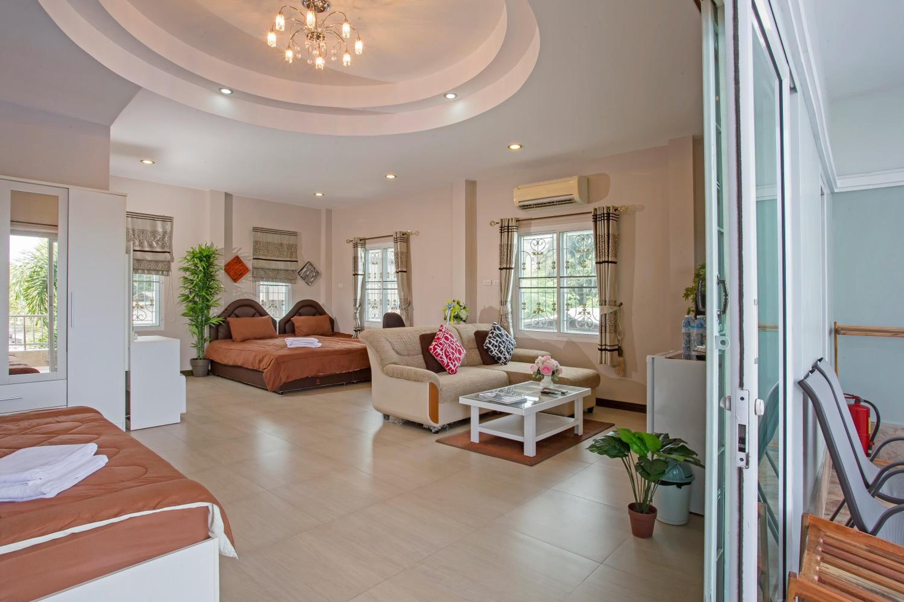 Deluxe Family Suite - Photo 2