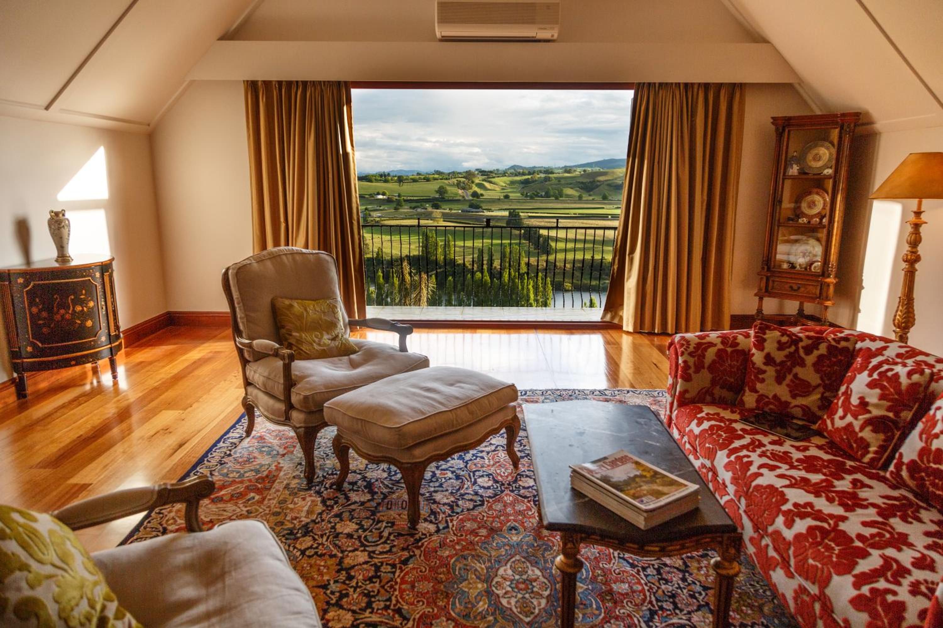 Honeymoon Suite - Photo 10