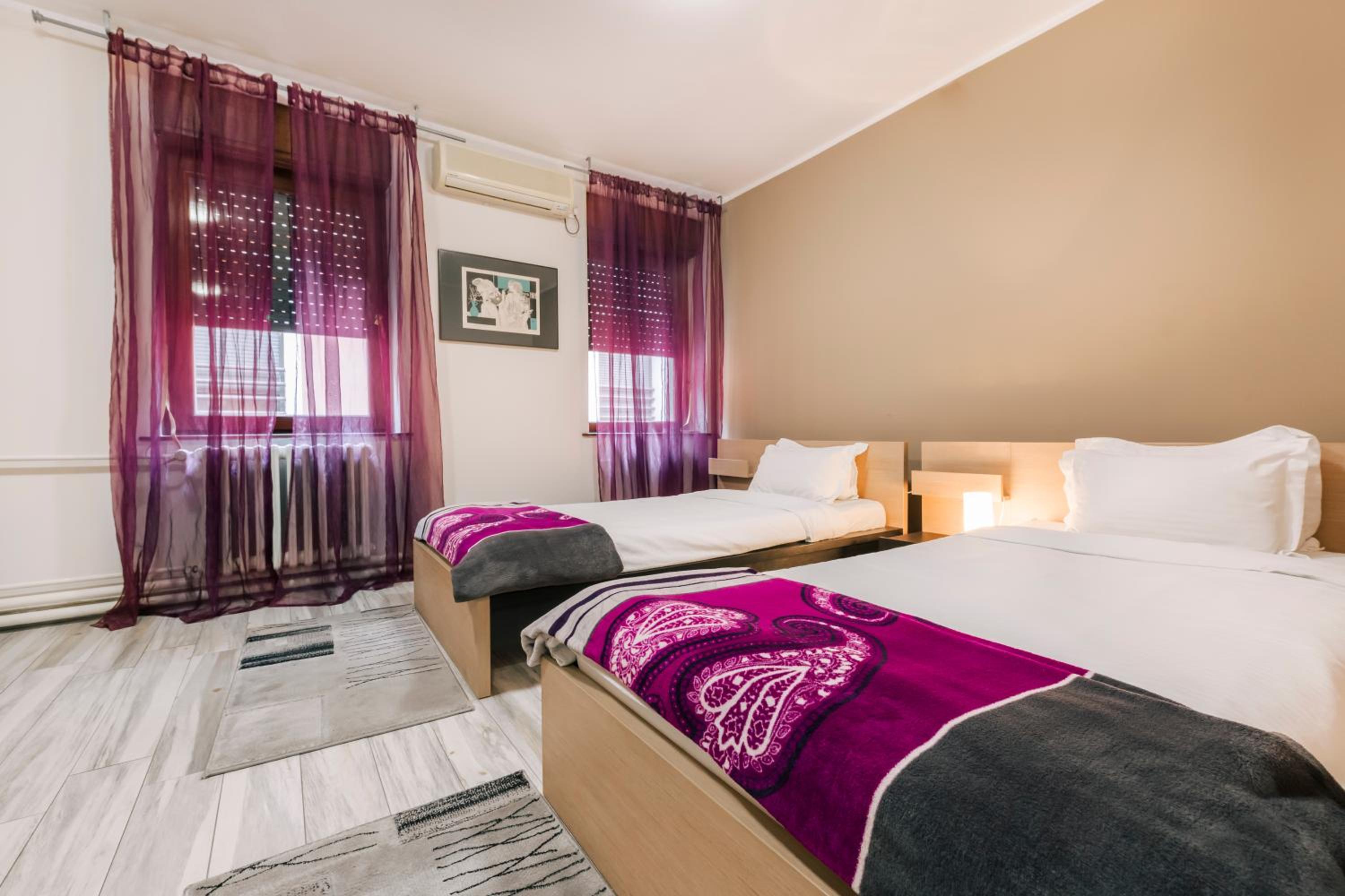 Twin Room - Photo 11