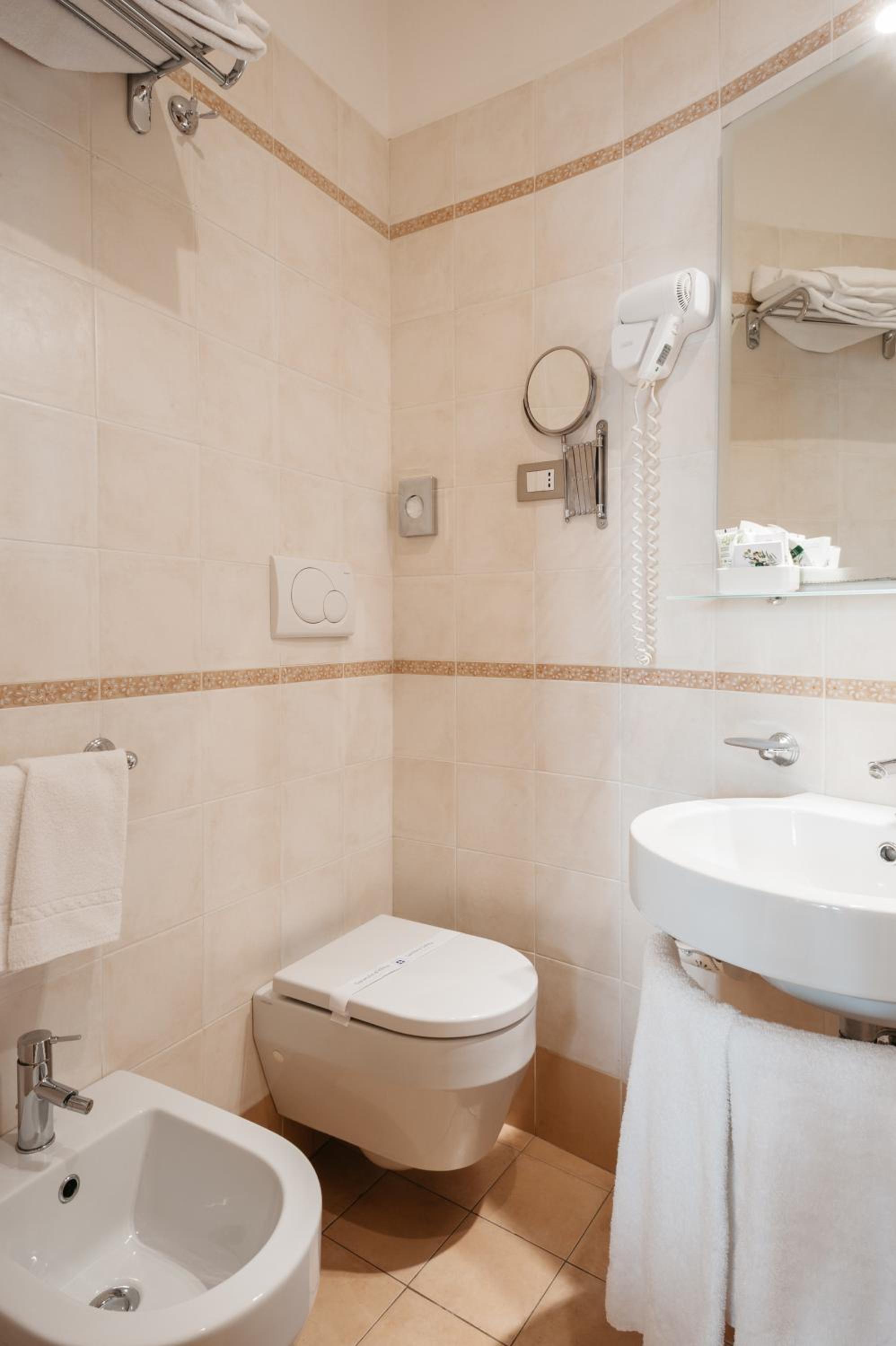 Standard Double or Twin Room - Photo 5