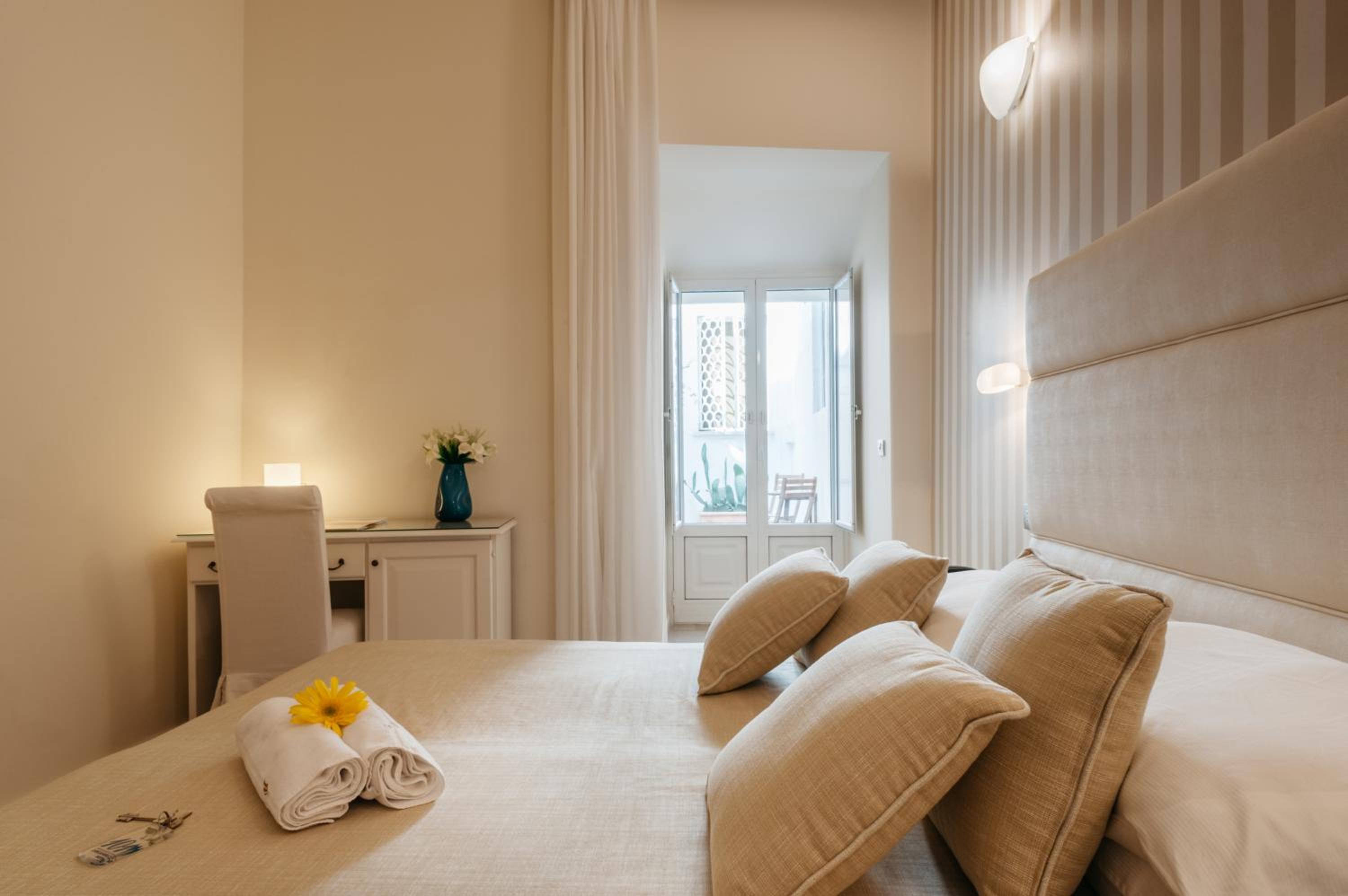 Standard Double or Twin Room - Photo 9