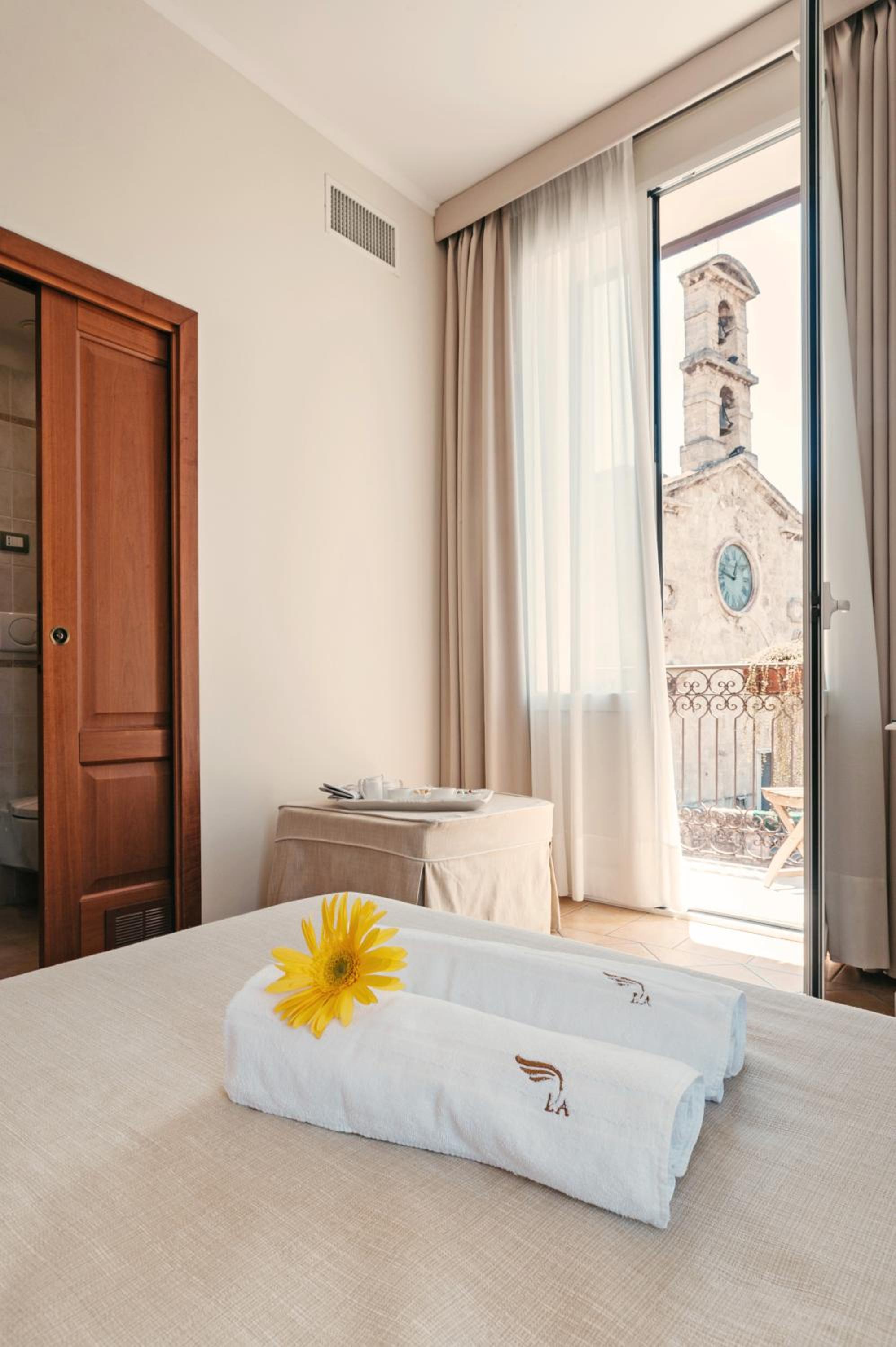 Deluxe Double Room with Balcony - Photo 3