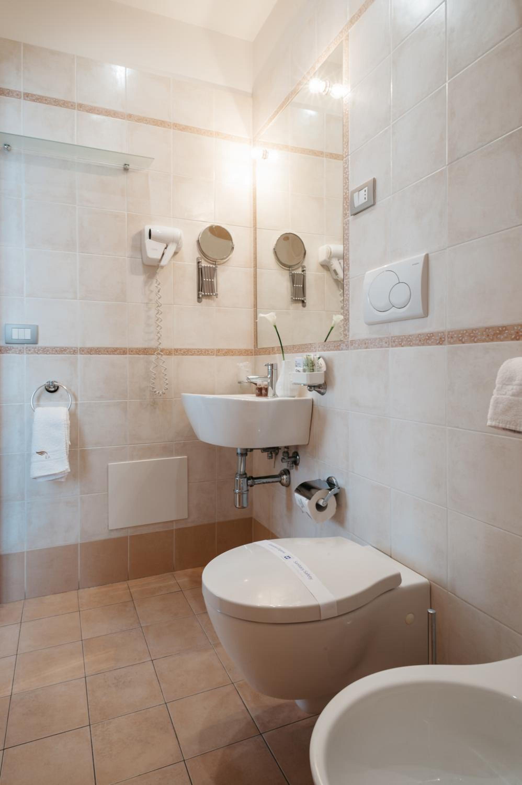 Deluxe Double Room with Balcony - Photo 5