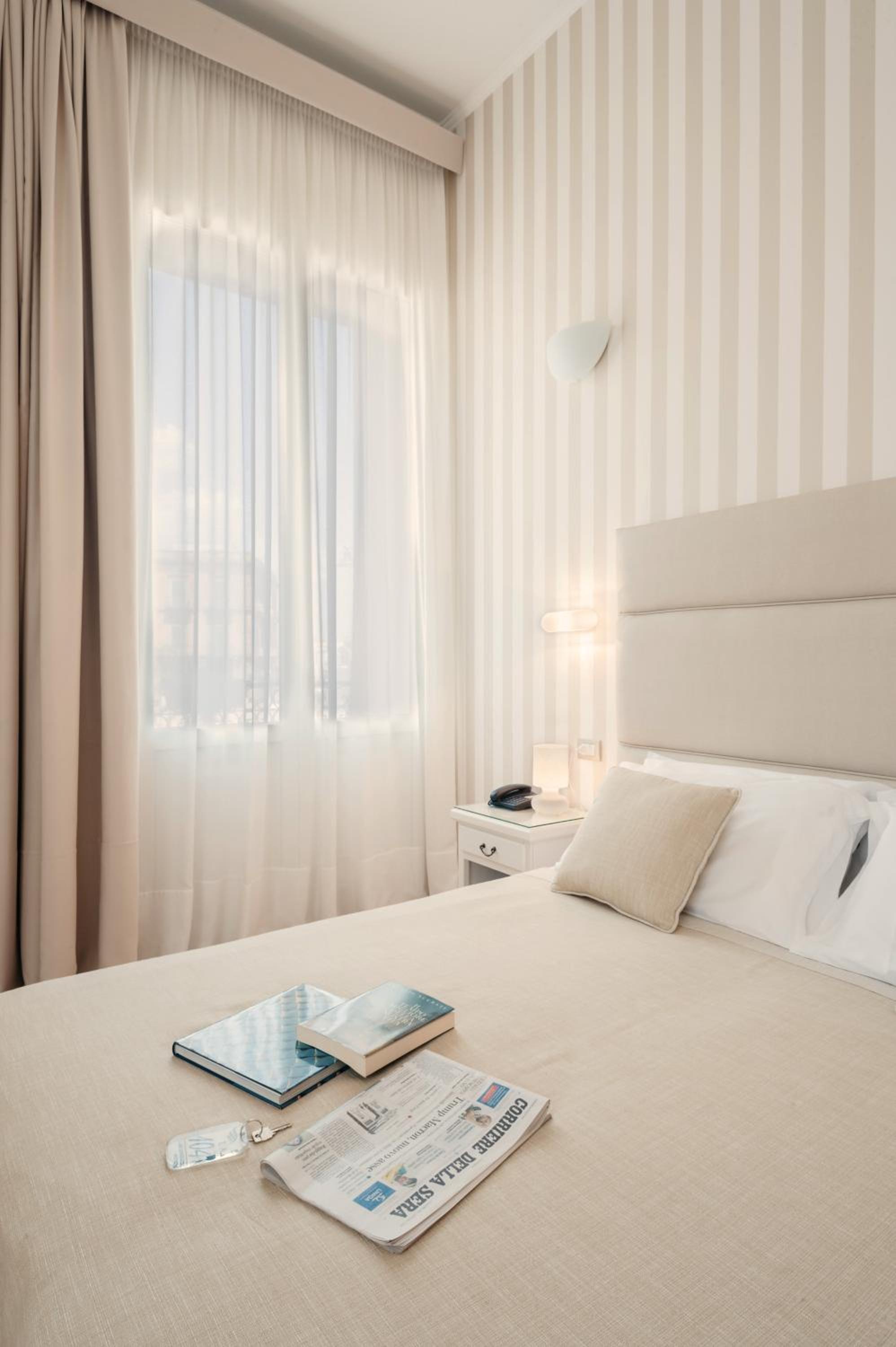 Deluxe Double Room with Balcony - Photo 6