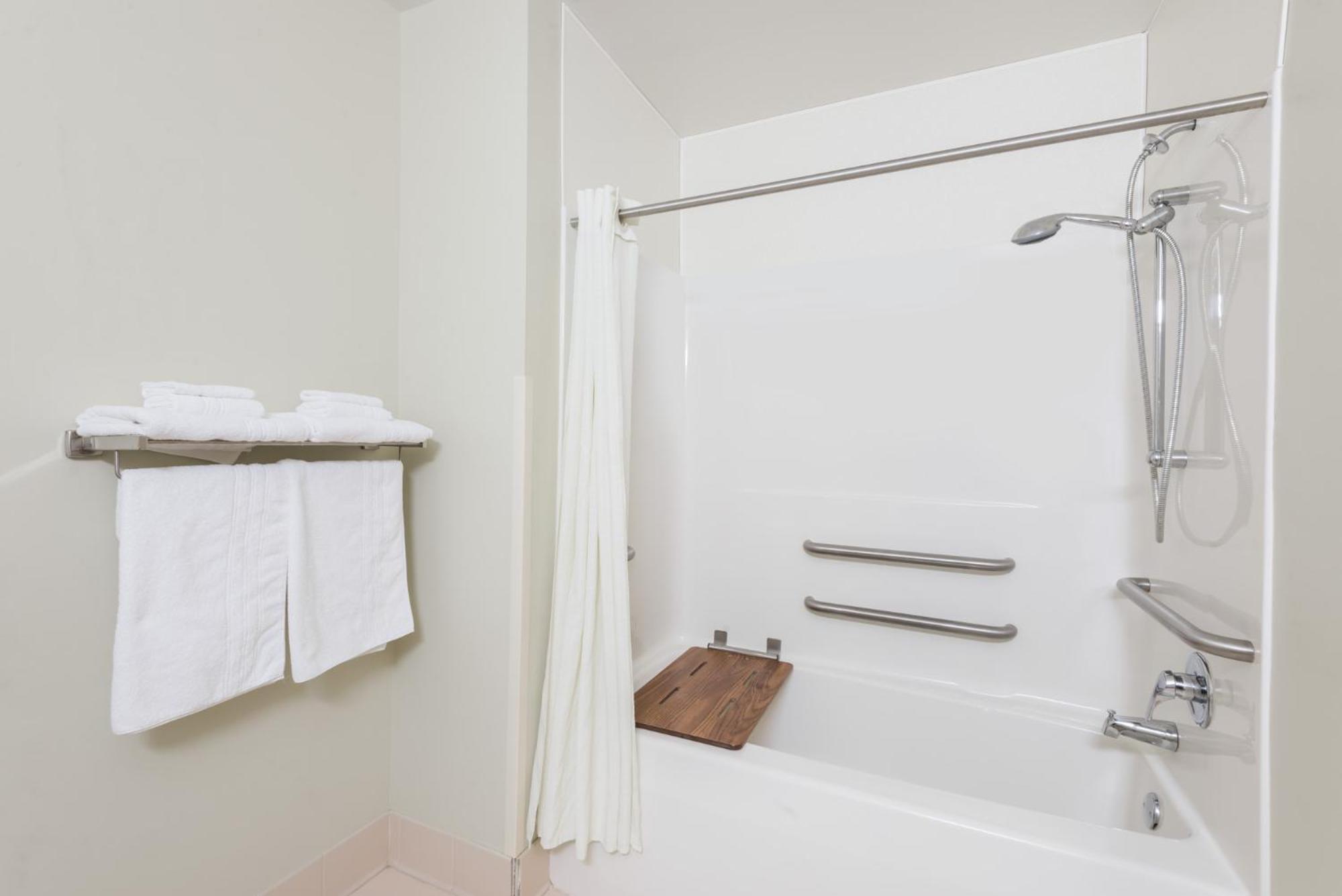 Queen Room - Mobility Access/Non-Smoking - Photo 5
