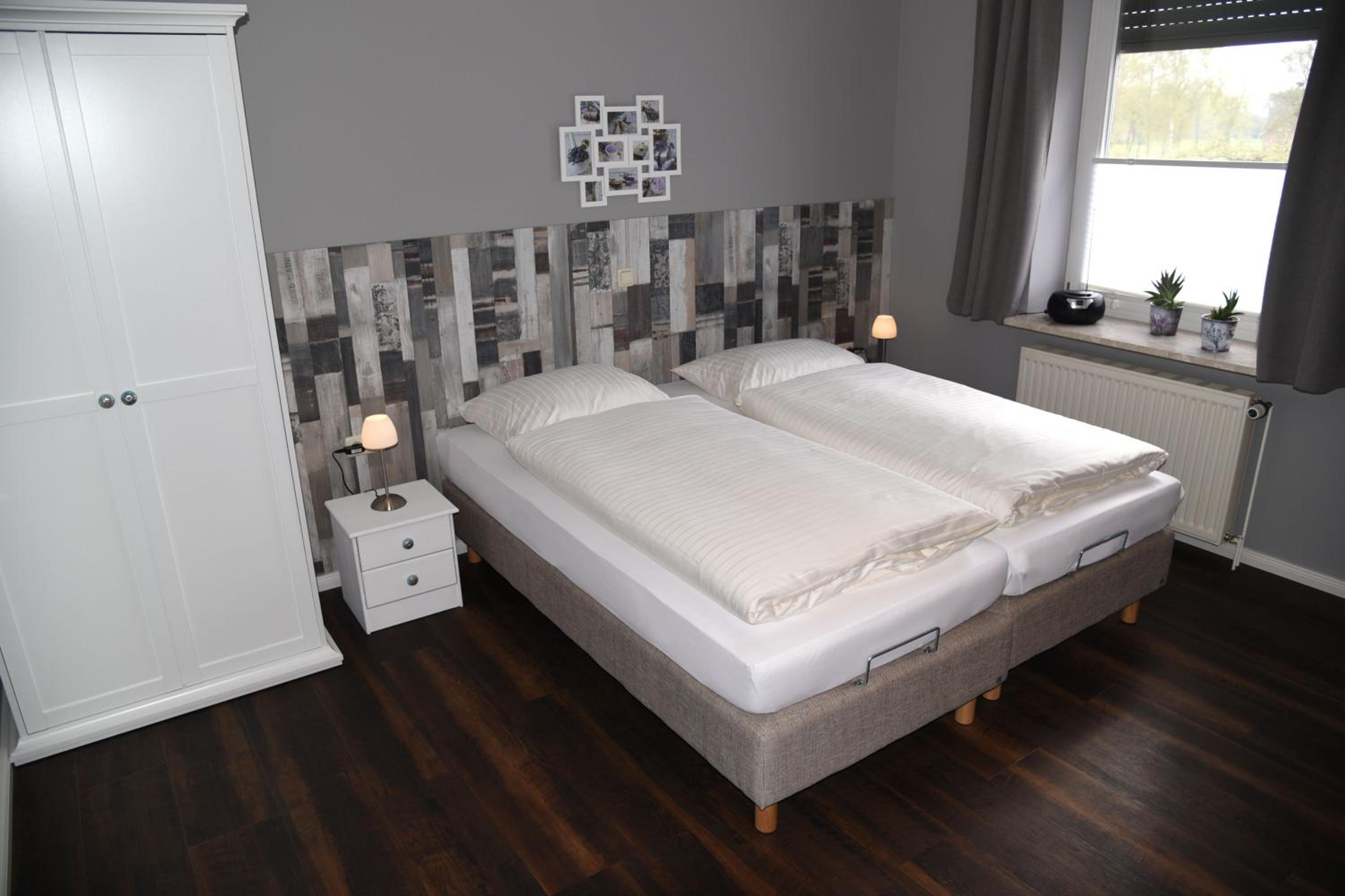 Standard Double Room with Bath - Photo 4