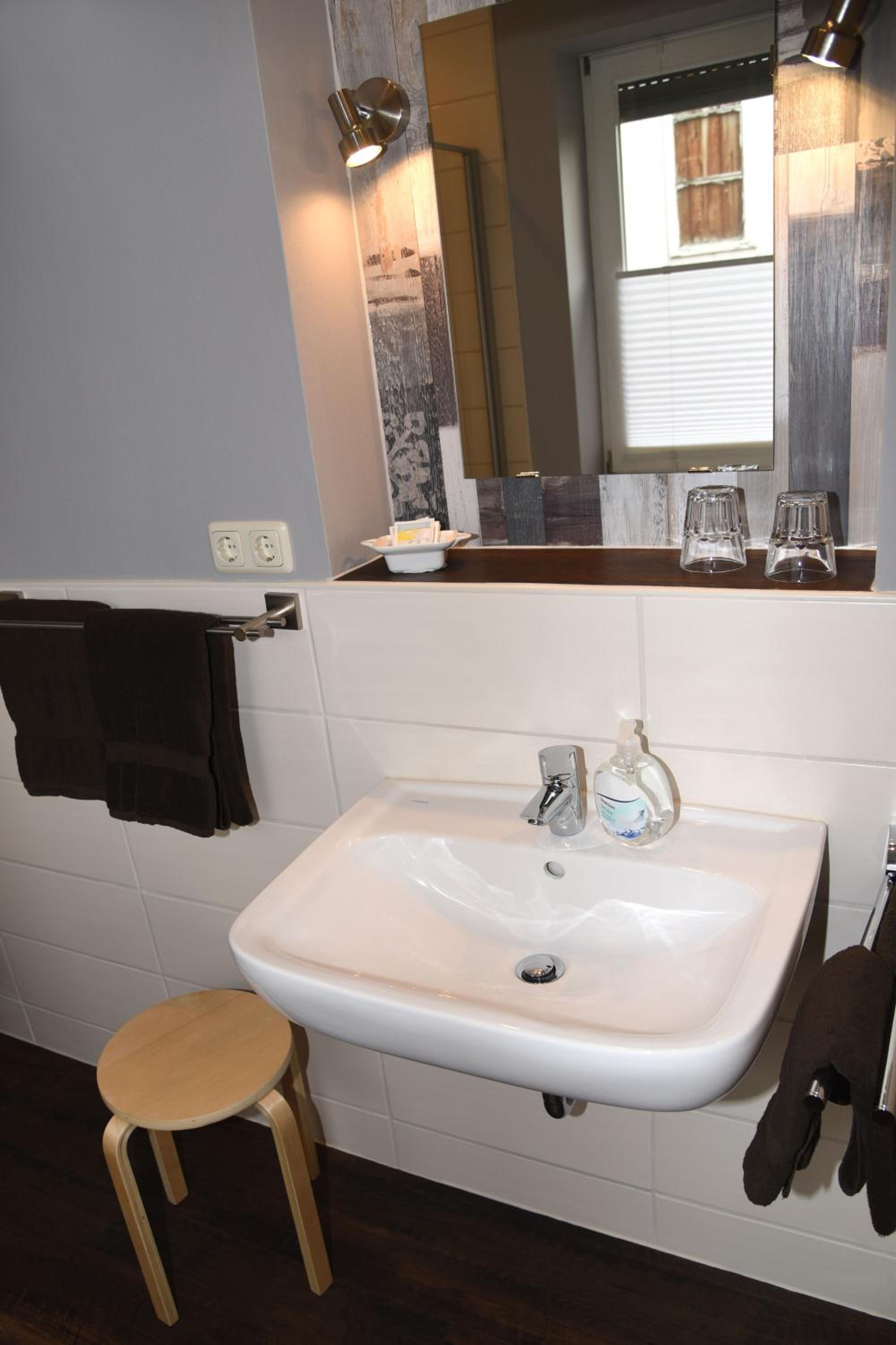 Standard Double Room with Bath - Photo 5