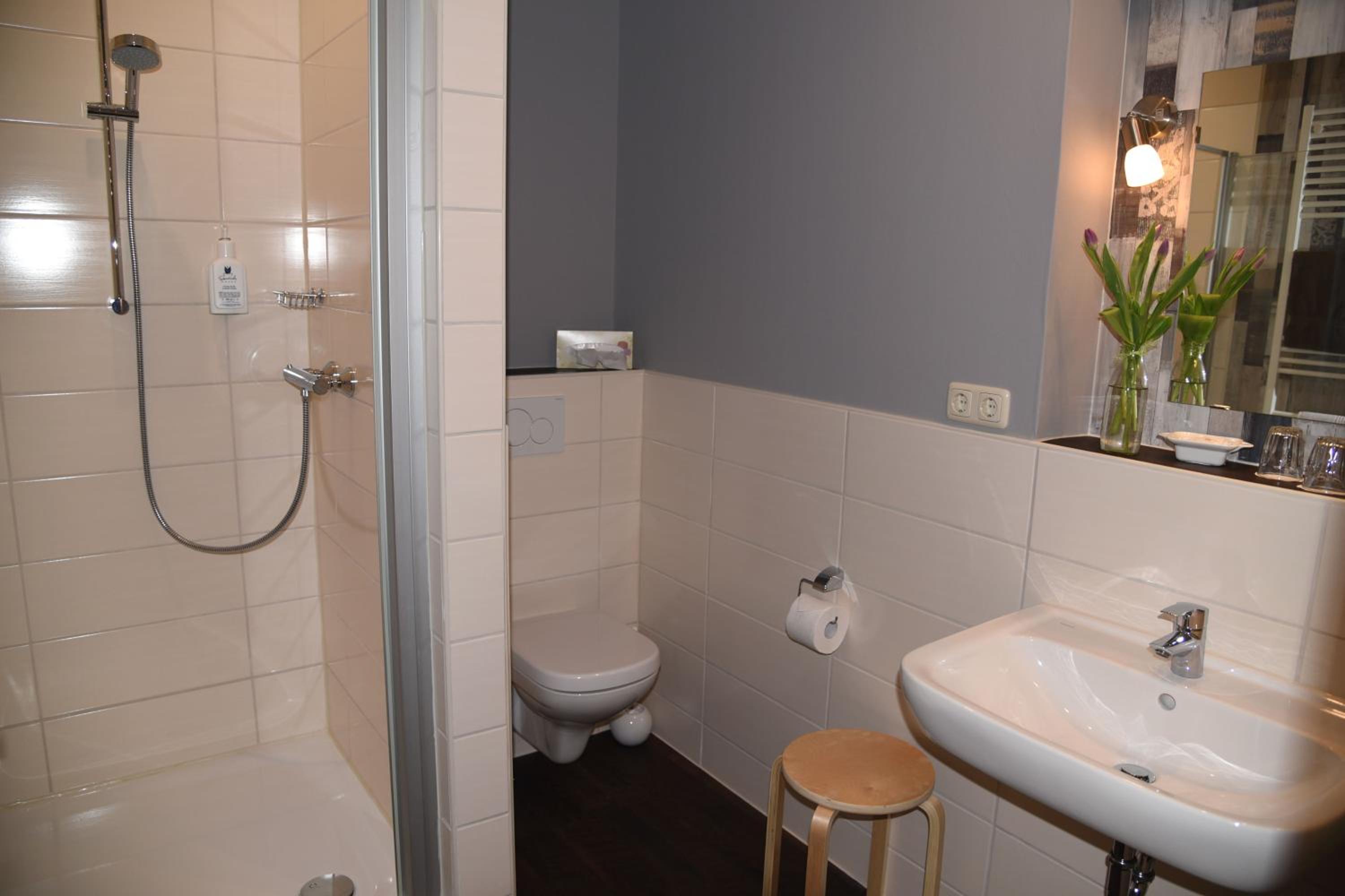 Standard Double Room with Bath - Photo 2