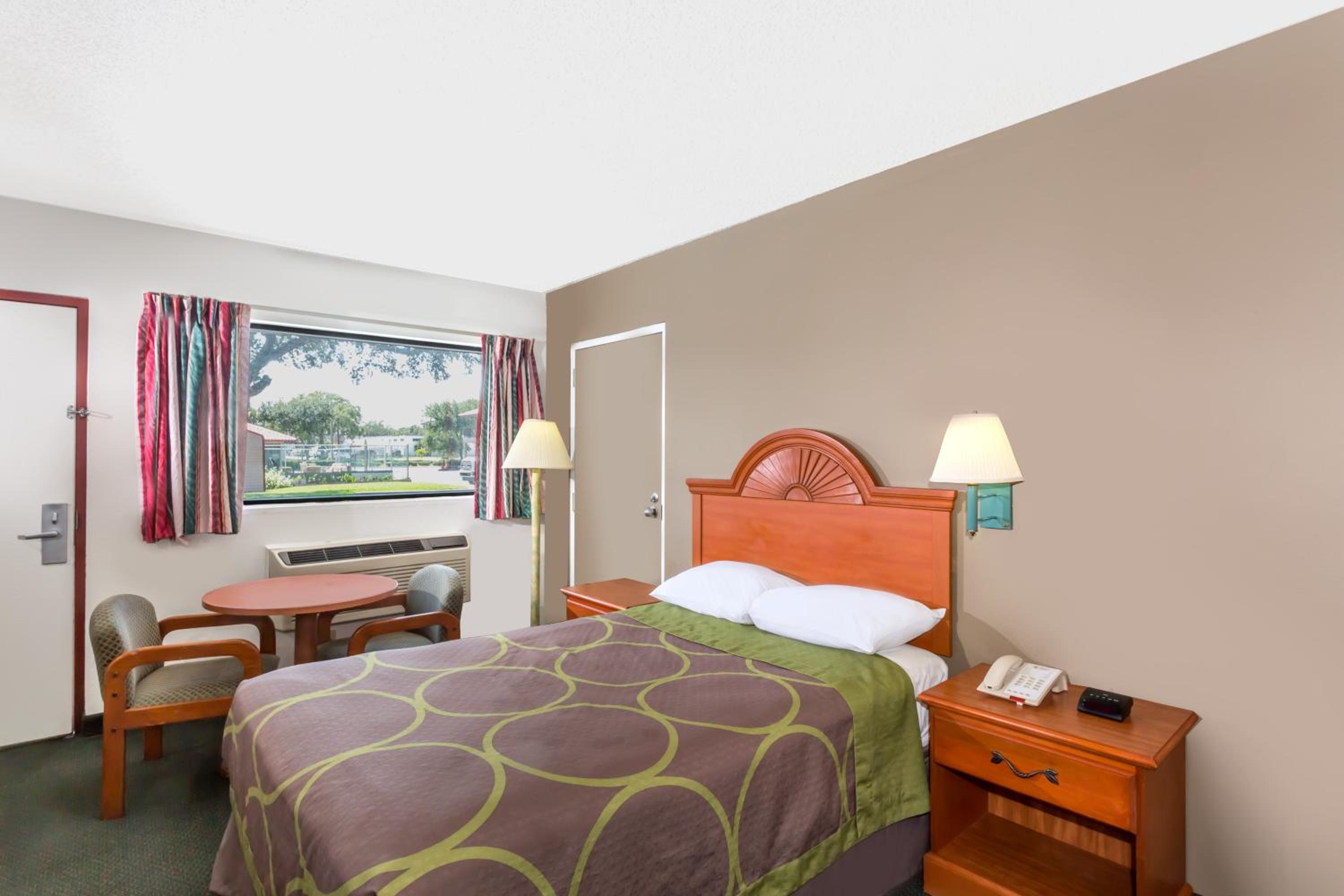 1 Full Bed, Mobility Accessible Room, Smoking photo 2