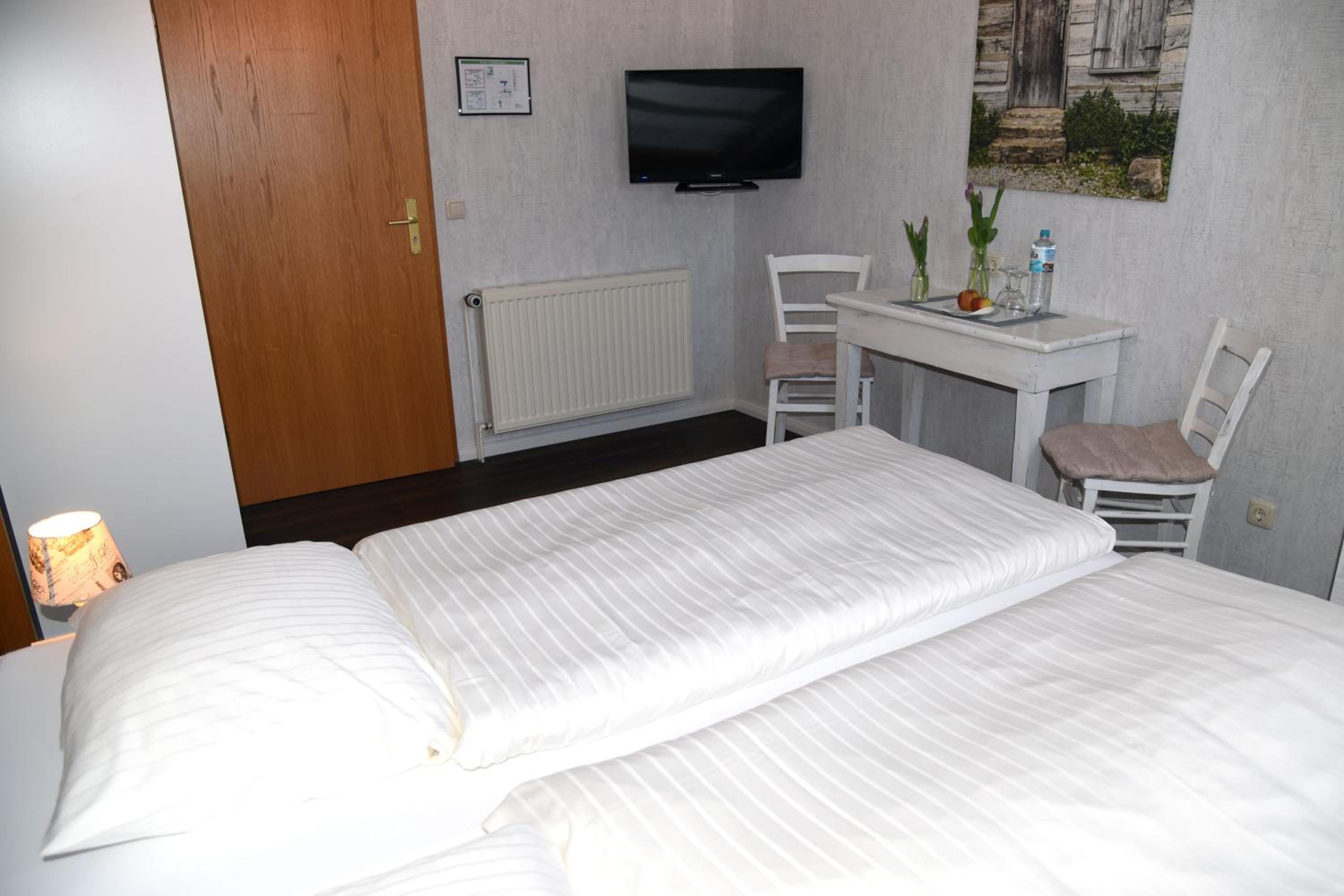 Standard Double Room with Bath - Photo 9