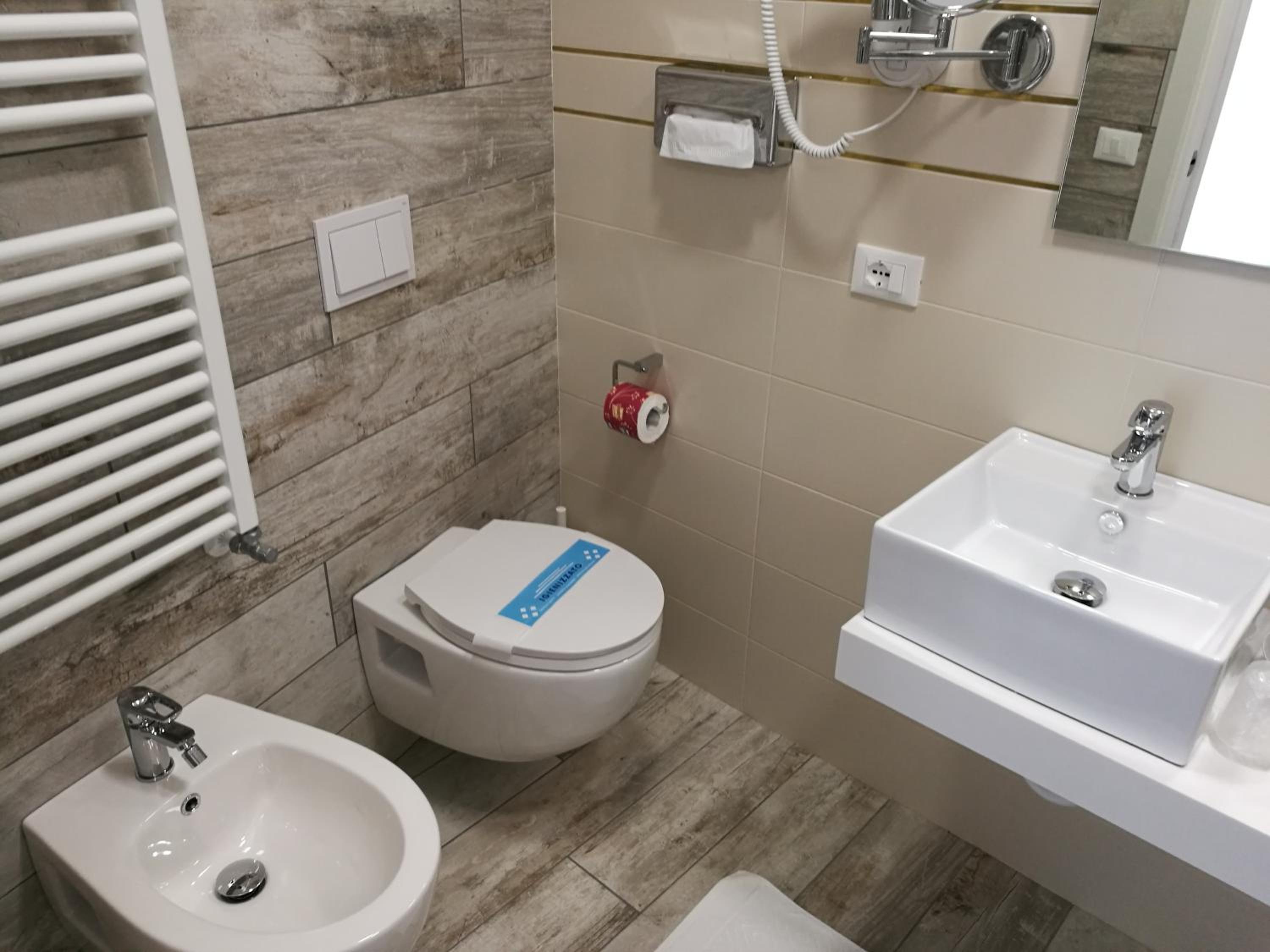 Standard Double Room - Photo 9