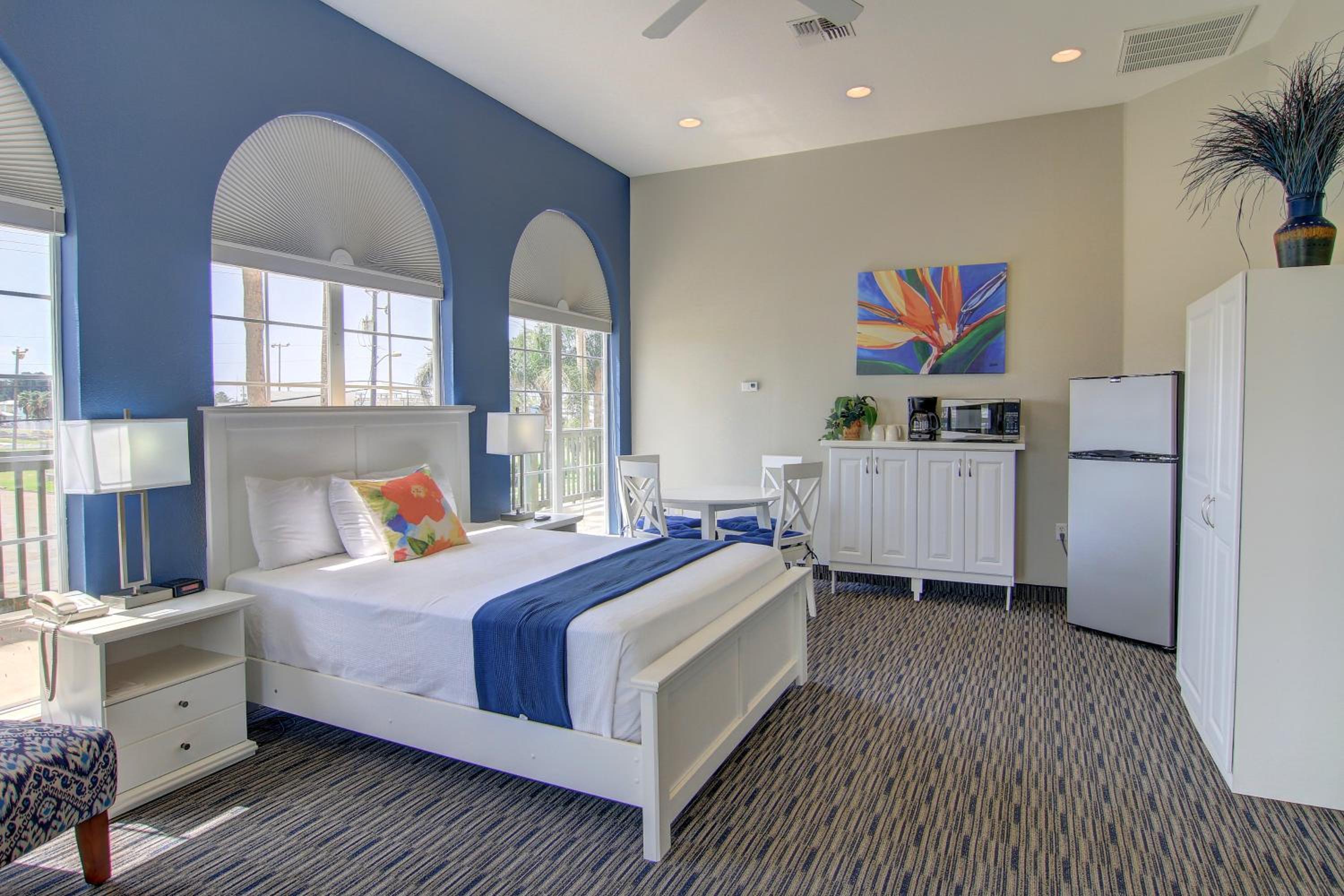 Two-Bedroom Suite - Photo 4