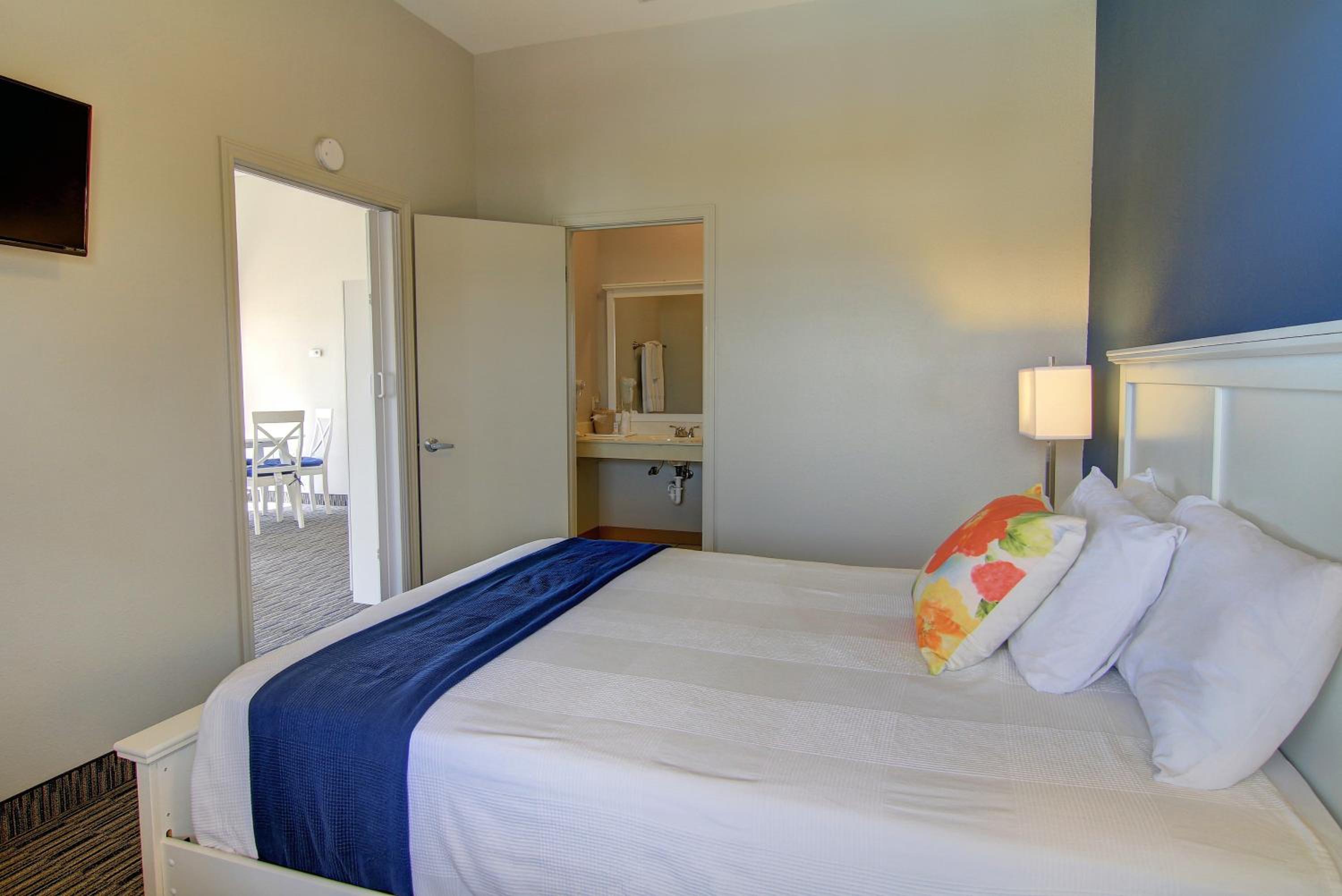 Two-Bedroom Suite - Photo 2