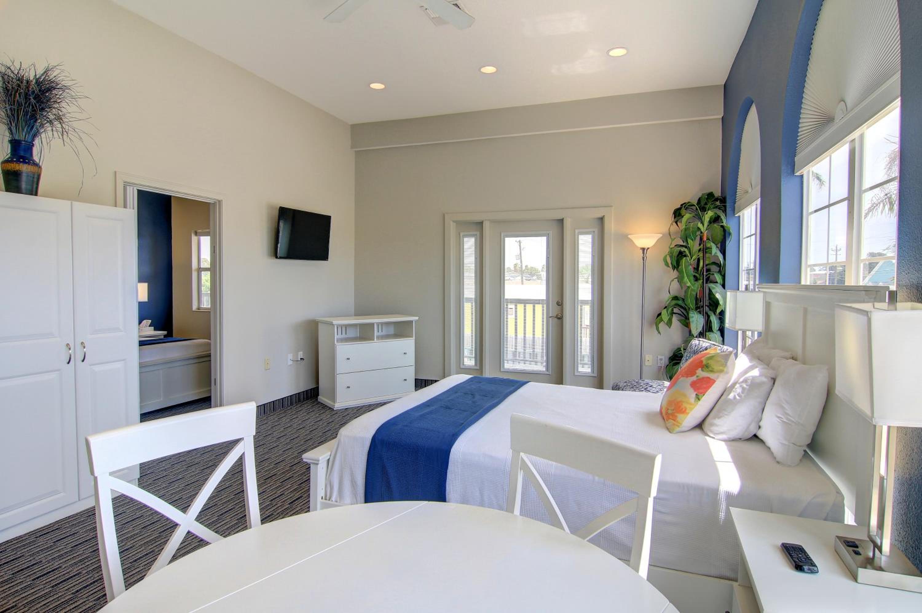Two-Bedroom Suite - Photo 8