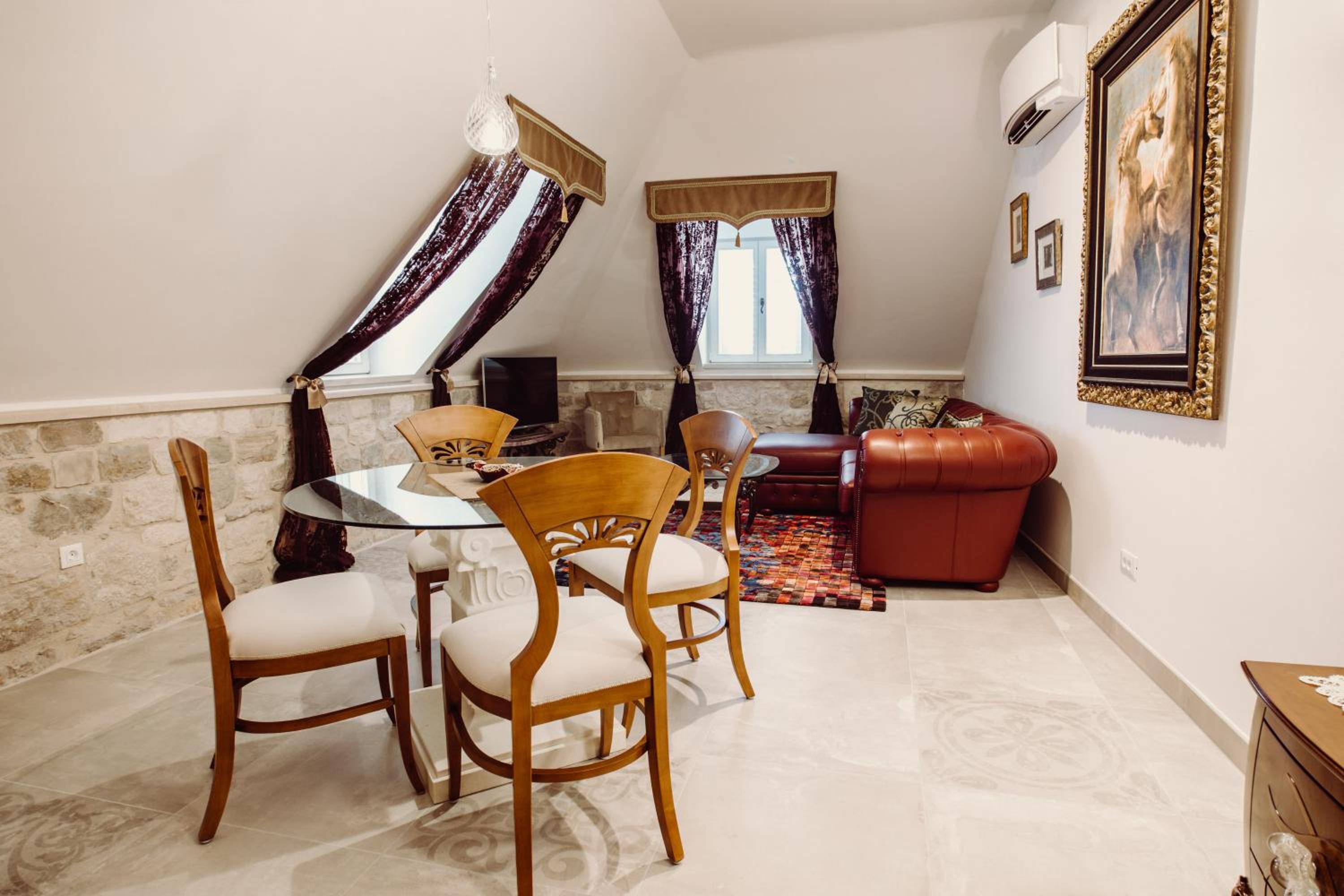 Luxury One-Bedroom Apartment photo 2