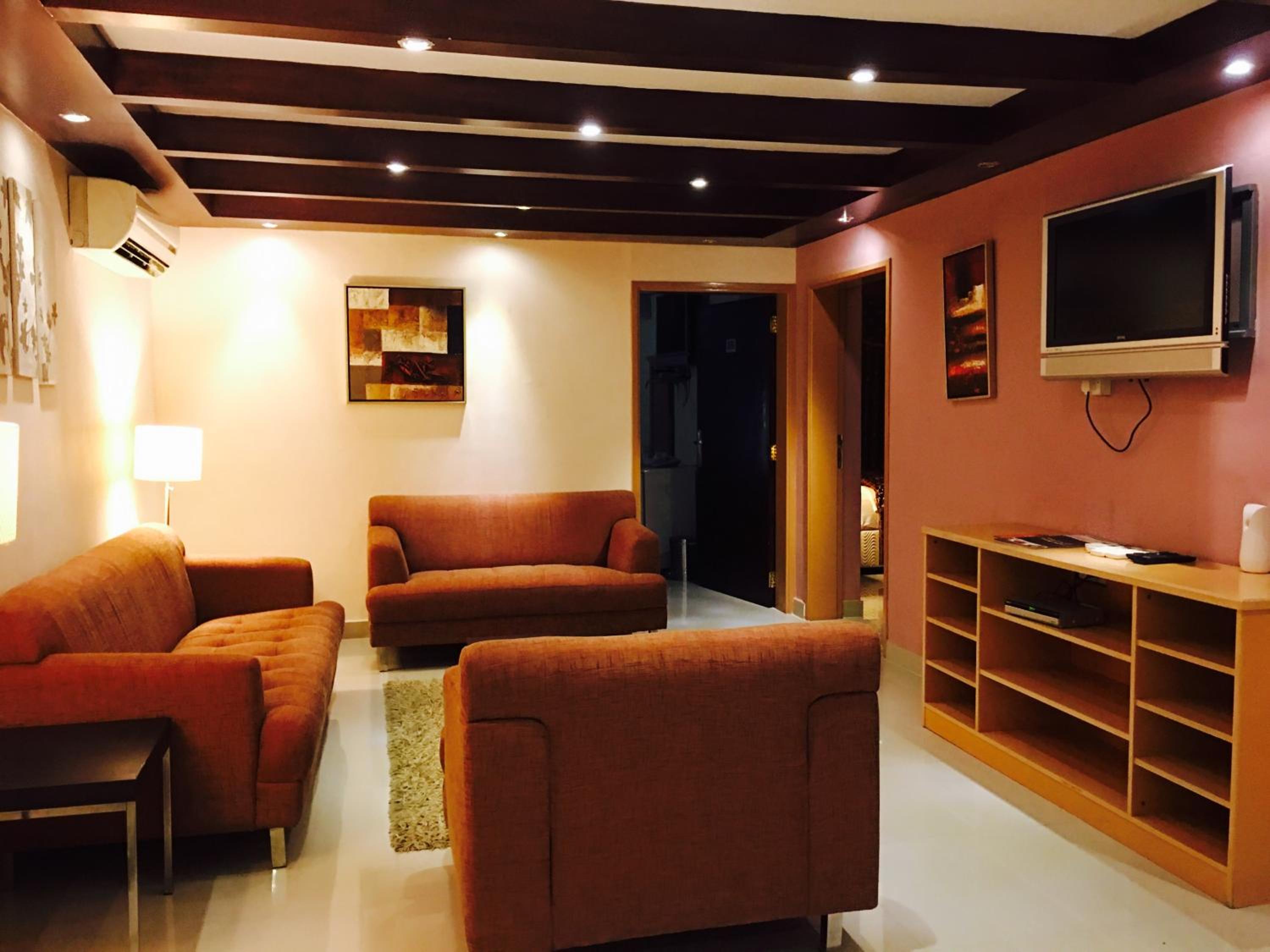 Executive Suite - Photo 2