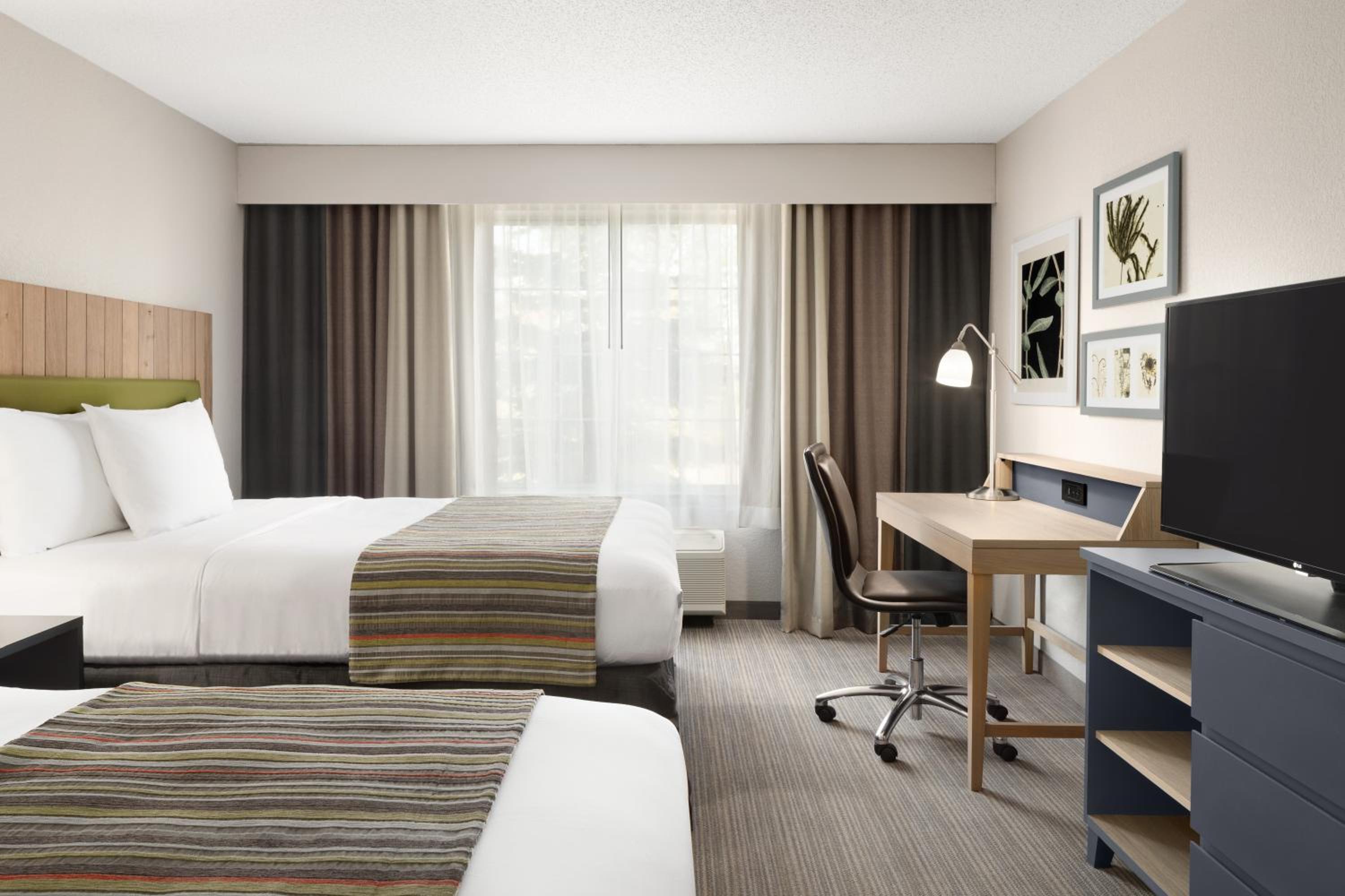 Queen Room with Two Queen Beds - Non-Smoking - Photo 3