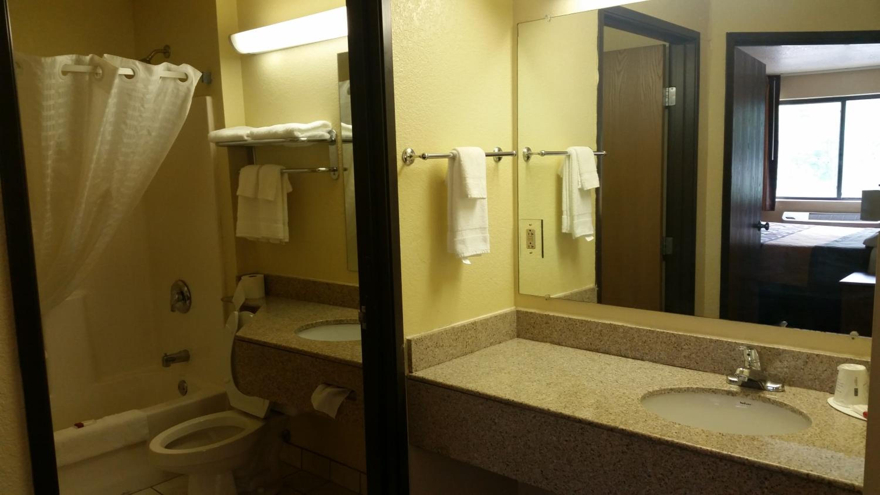 One Bedroom King Suite - Non-Smoking - Photo 5
