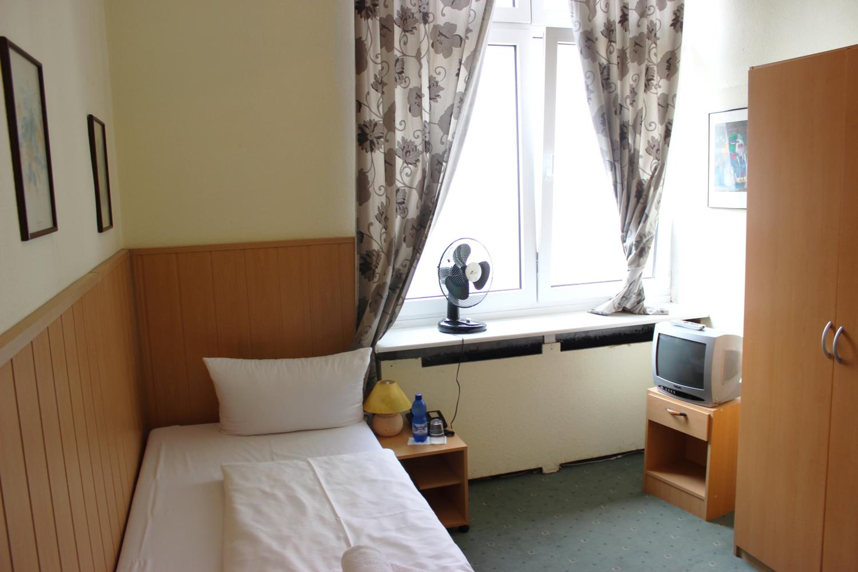 Single Room with Shared Toilet photo 3