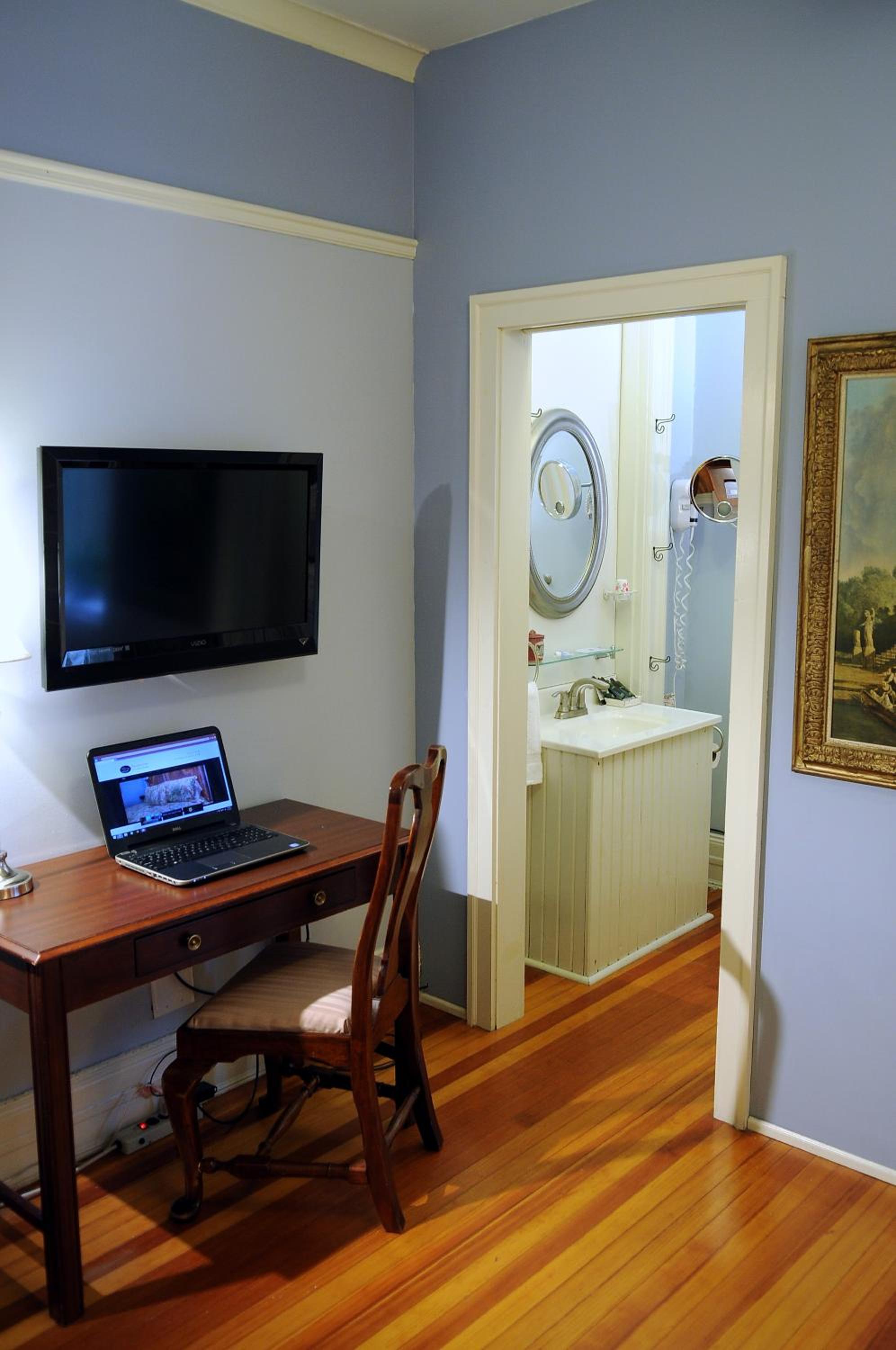 Queen Suite photo 2