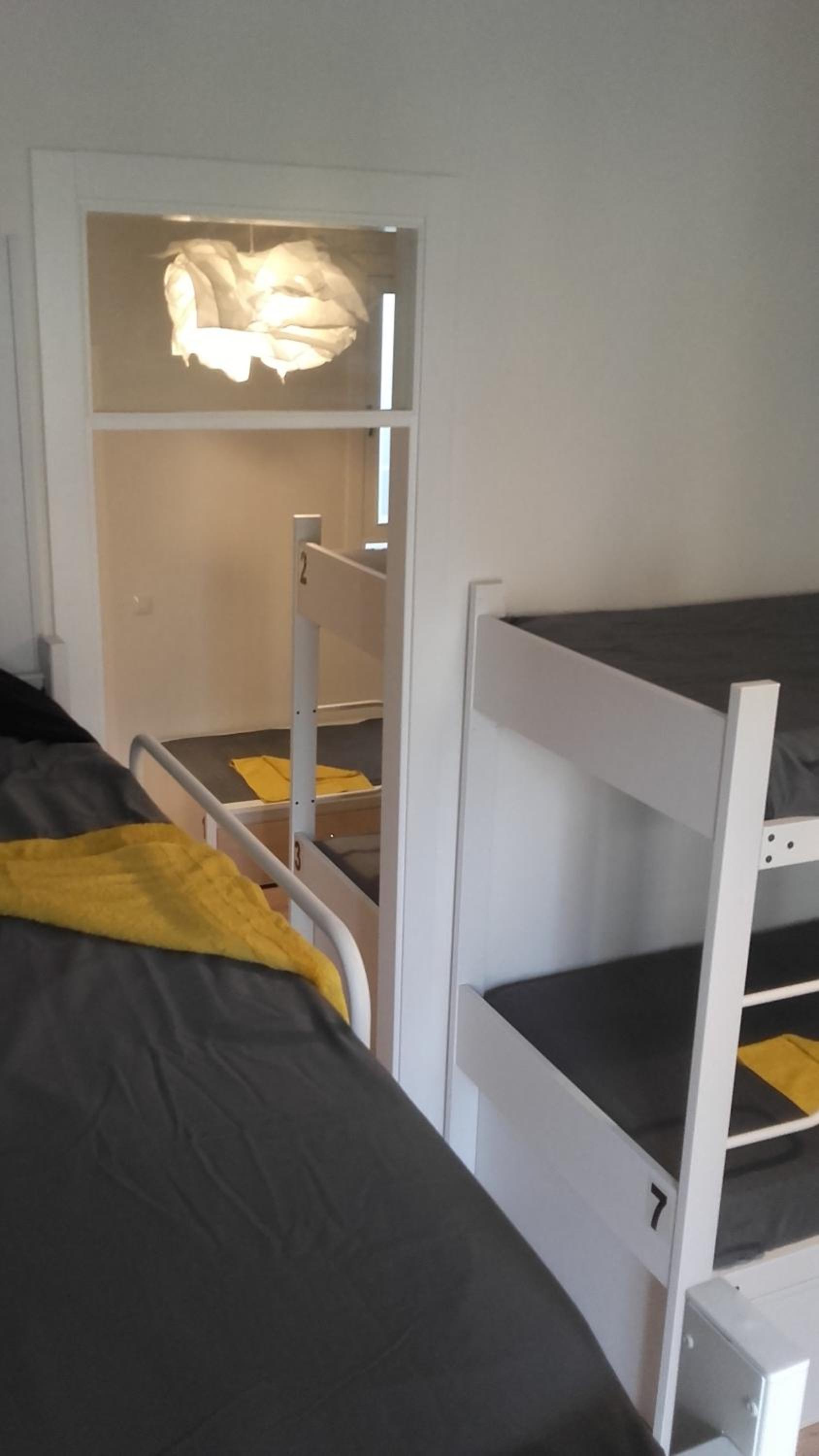 Cama en Dormitorio Mixto de 10 Camas