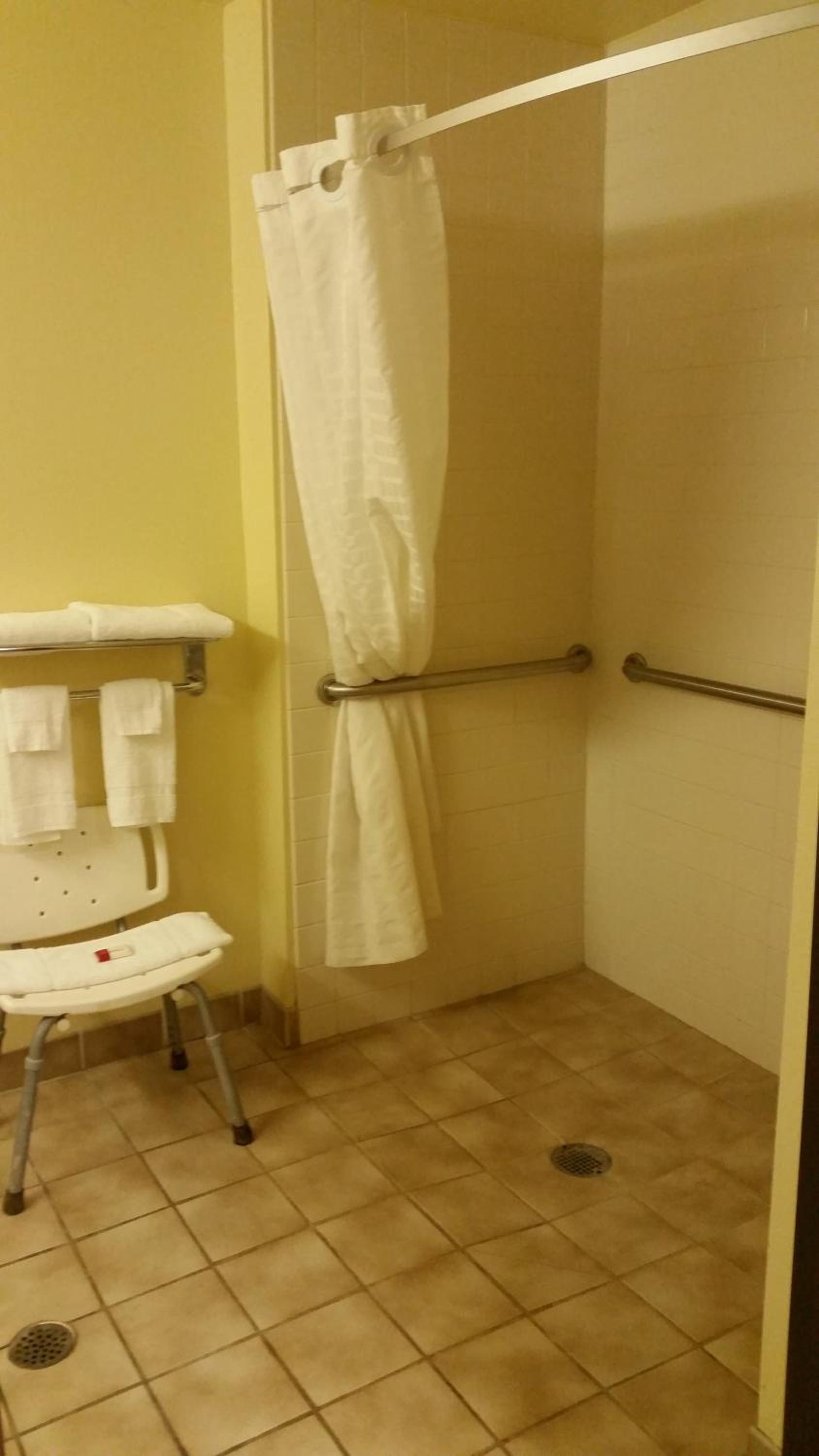 Queen Room - Mobility Access/Non-Smoking - Photo 4