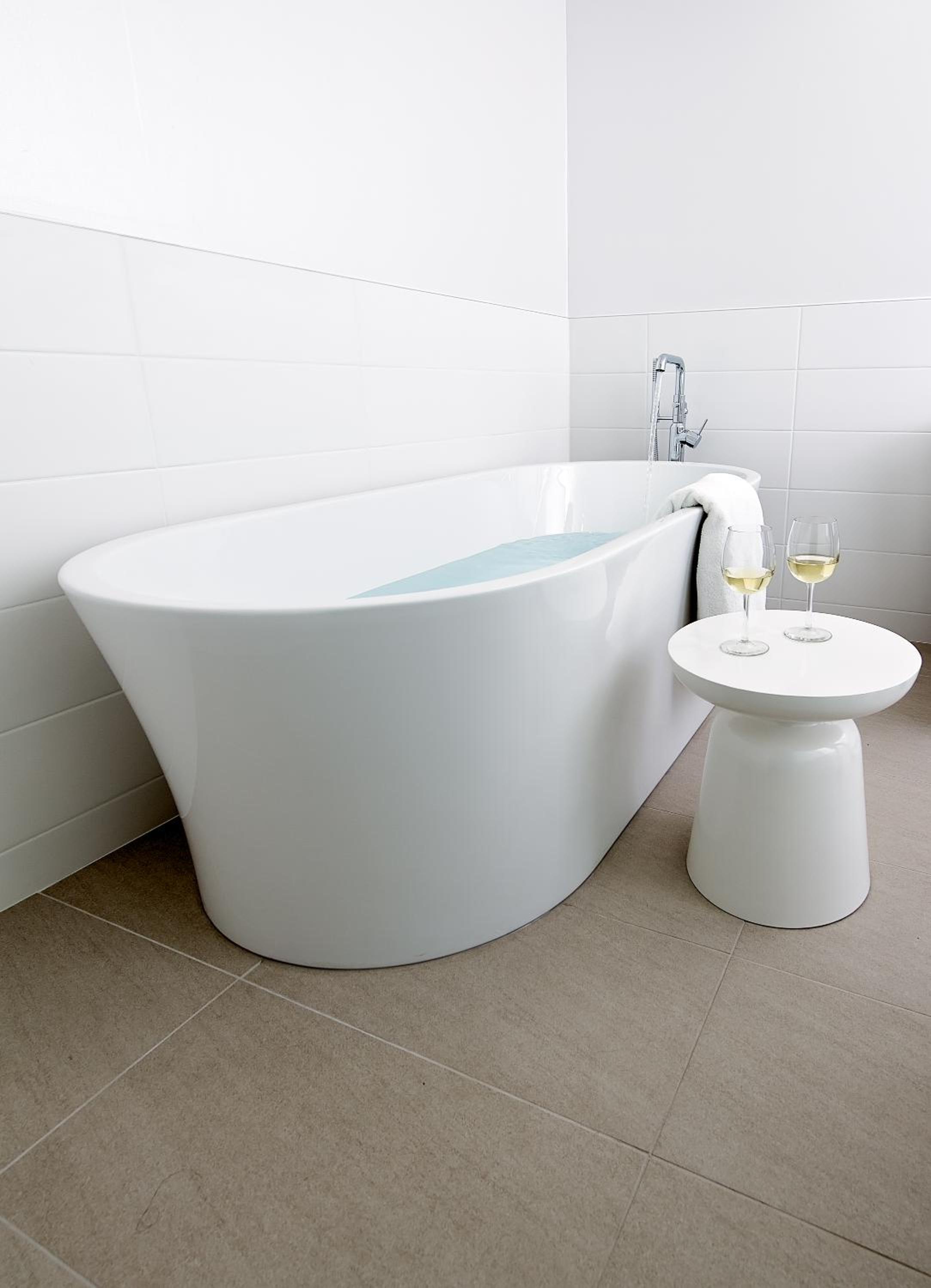 Coast Premium King Suite with Soaker Tub photo 3