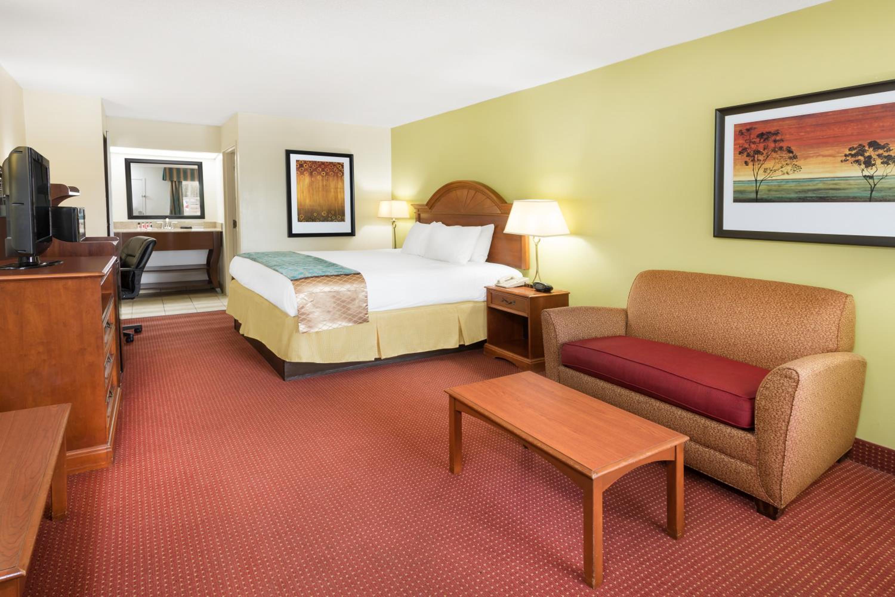 Deluxe King Room - Non-Smoking - Photo 3