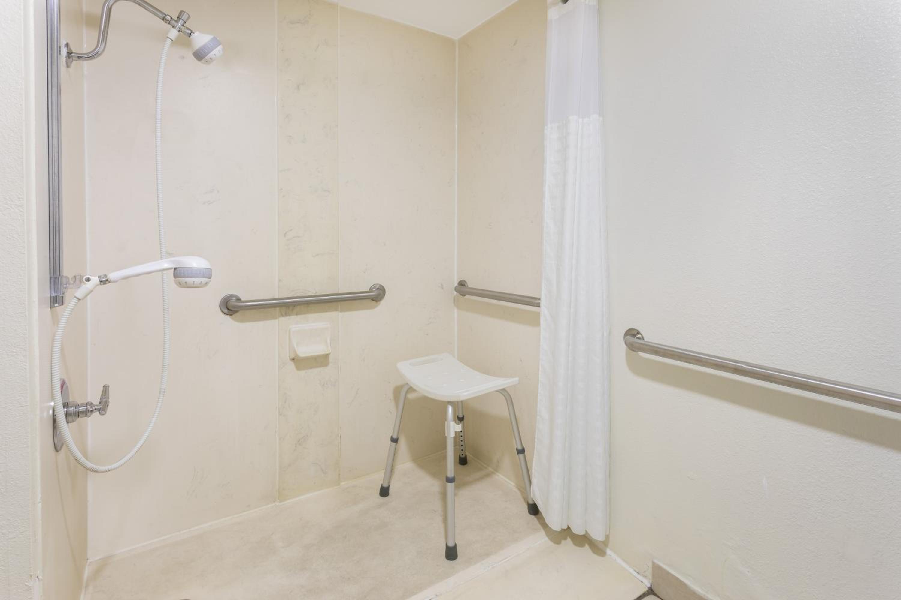 King Room - Disability Access/Non-Smoking - Photo 2